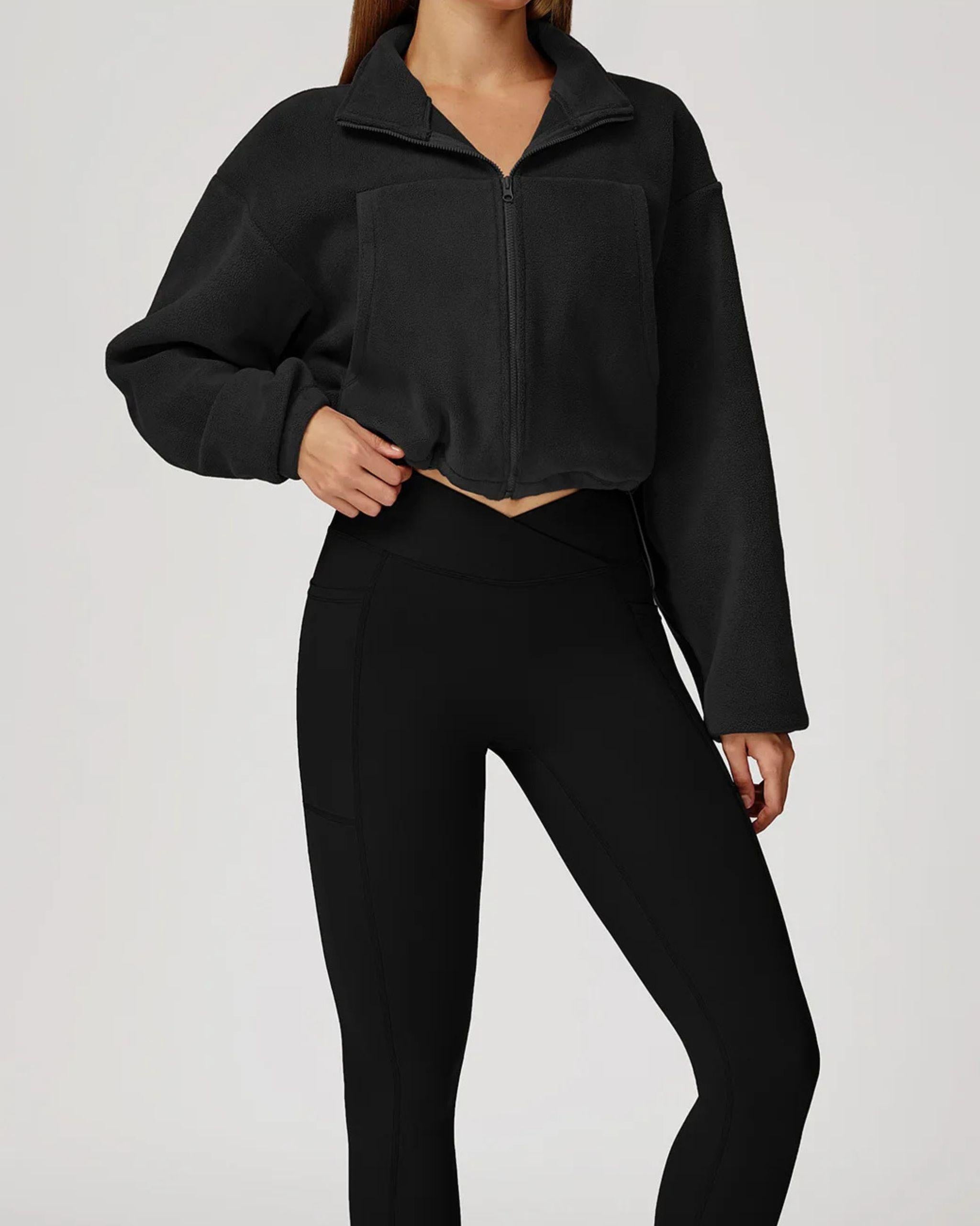 Fleece Zip Jacke Schwarz Kurzgeschnitten mit hohem Kragen Stehende Ansicht für Outdoor und Athleisure.