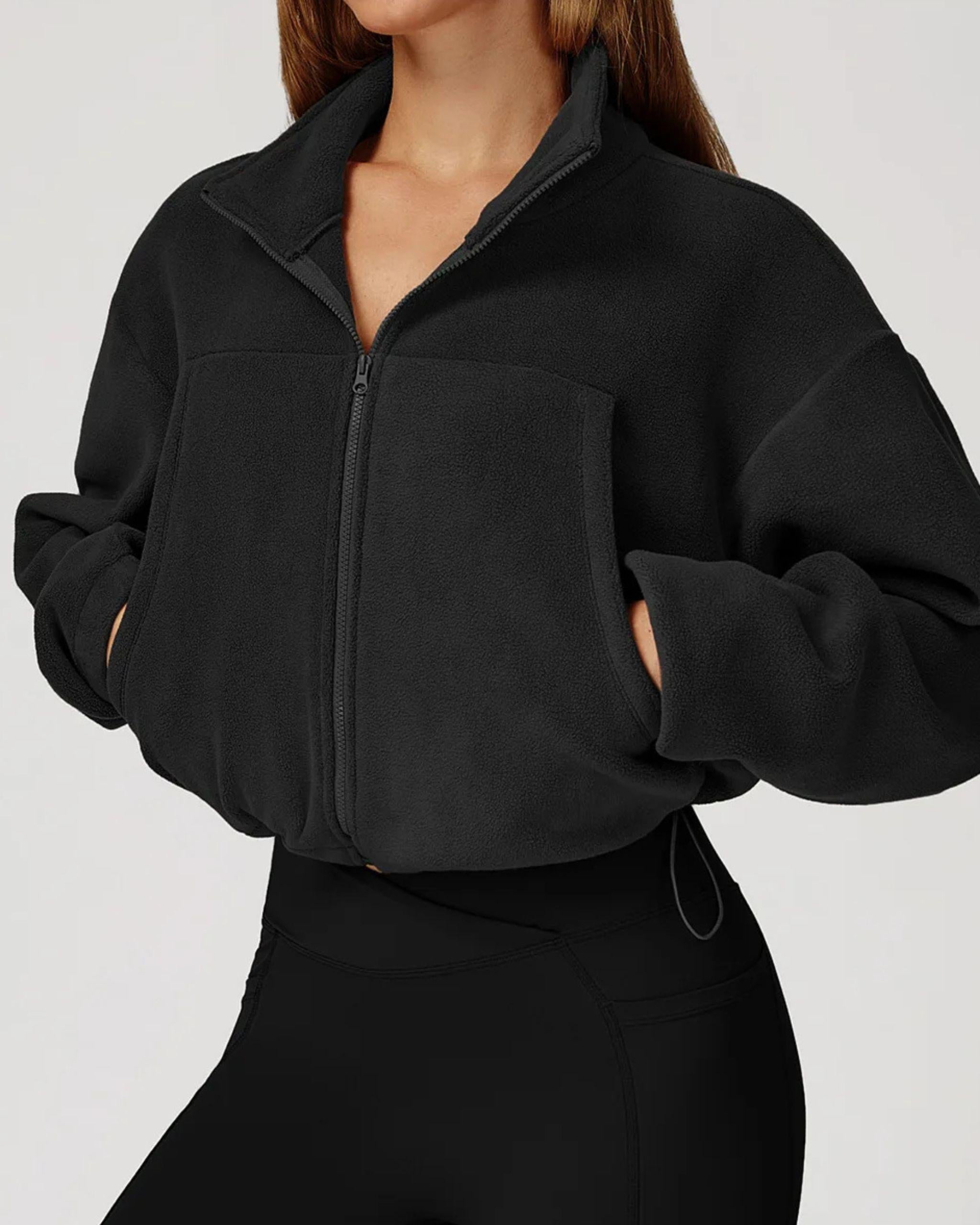 Esp alt text Ryze
Gem personalizado
Cropped Fleece Jacke Schwarz Nahaufnahme Taschen kuschelig und warm für den Winter Alltag.