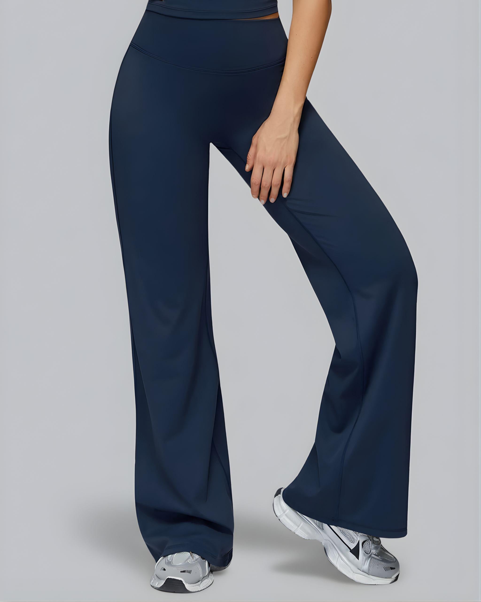 Dunkelblaue High-Waist Flare Leggings für Damen, ausgestelltes Bein, enganliegender hoher Bund, Vorderansicht am Model - Ryze.