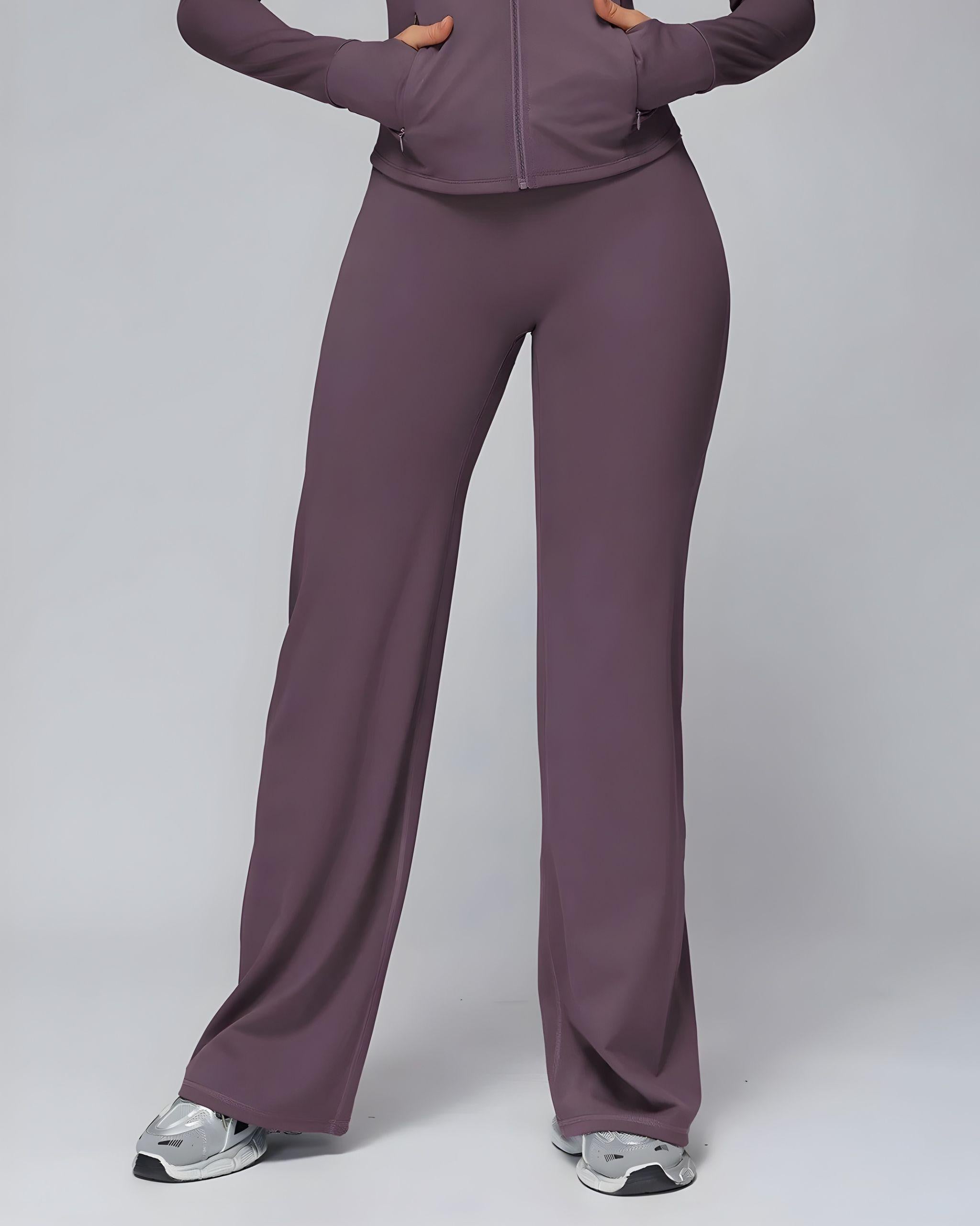 Mauvefarbene High-Waist Flare Leggings für Damen, getragen als Sport-Set mit passender Jacke, weites ausgestelltes Bein (Schlaghose), Vollansicht am Model von vorne - Ryze.