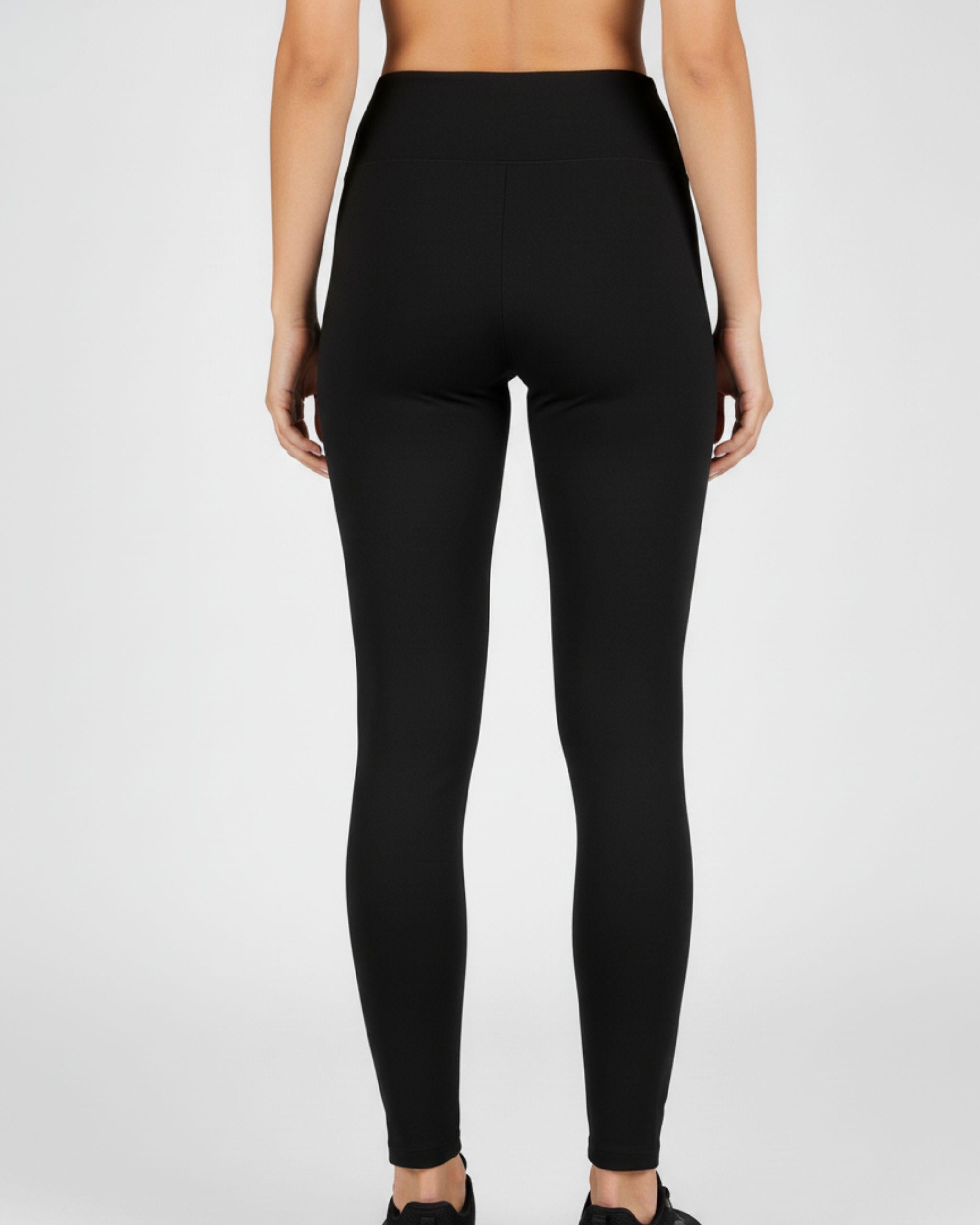 Rückansicht der schwarzen High-Waist Fleece-Leggings, blickdichter Stoff (Squat-Proof), minimalistisches Design ohne Gesäßtaschen, wärmend - Ryze.
