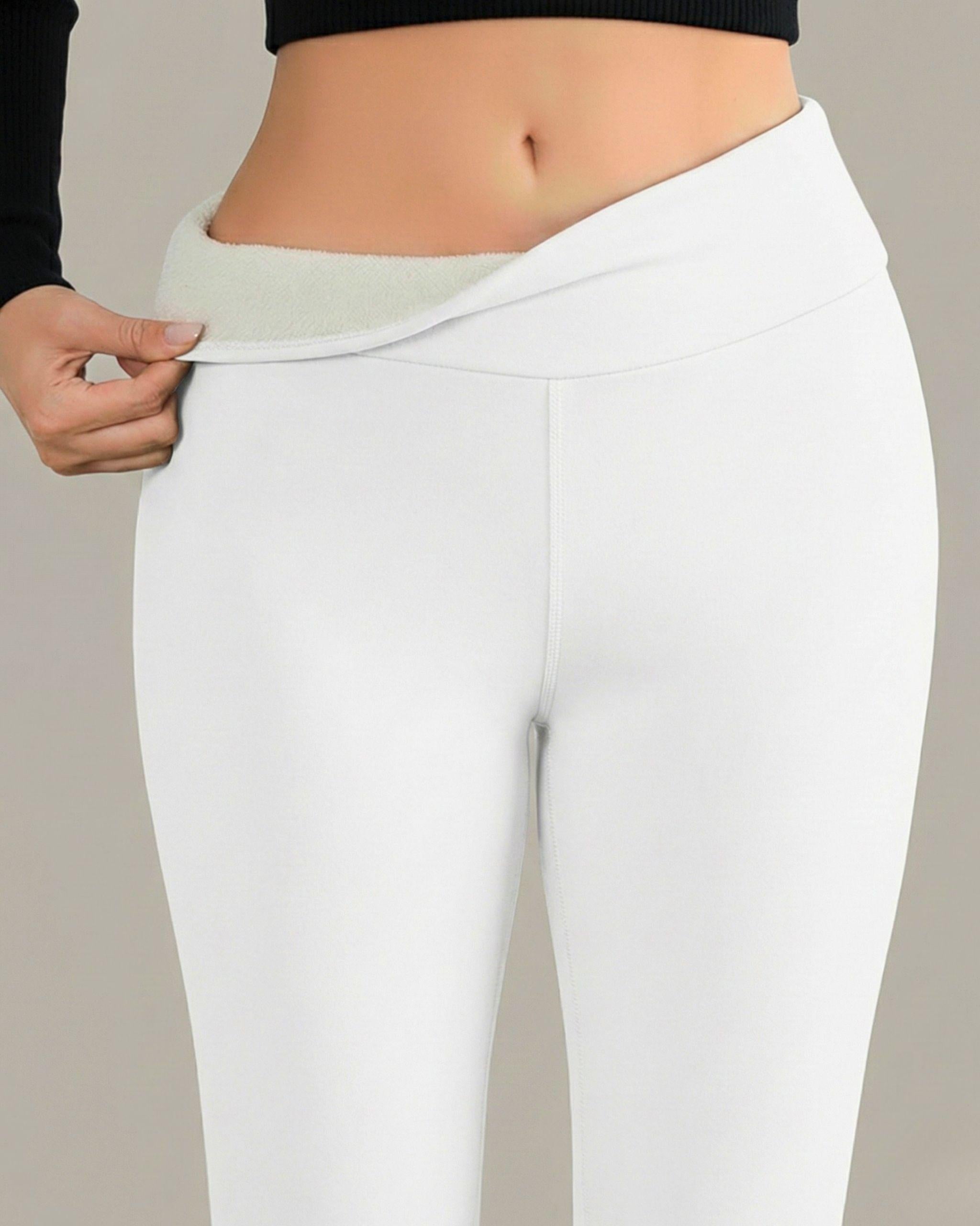 Weiße High-Waist Thermo-Leggings, Nahaufnahme des Bundes, Hand zeigt das weiche weiße Fleece-Innenfutter, warm gefütterte Wintersporthose - Ryze.