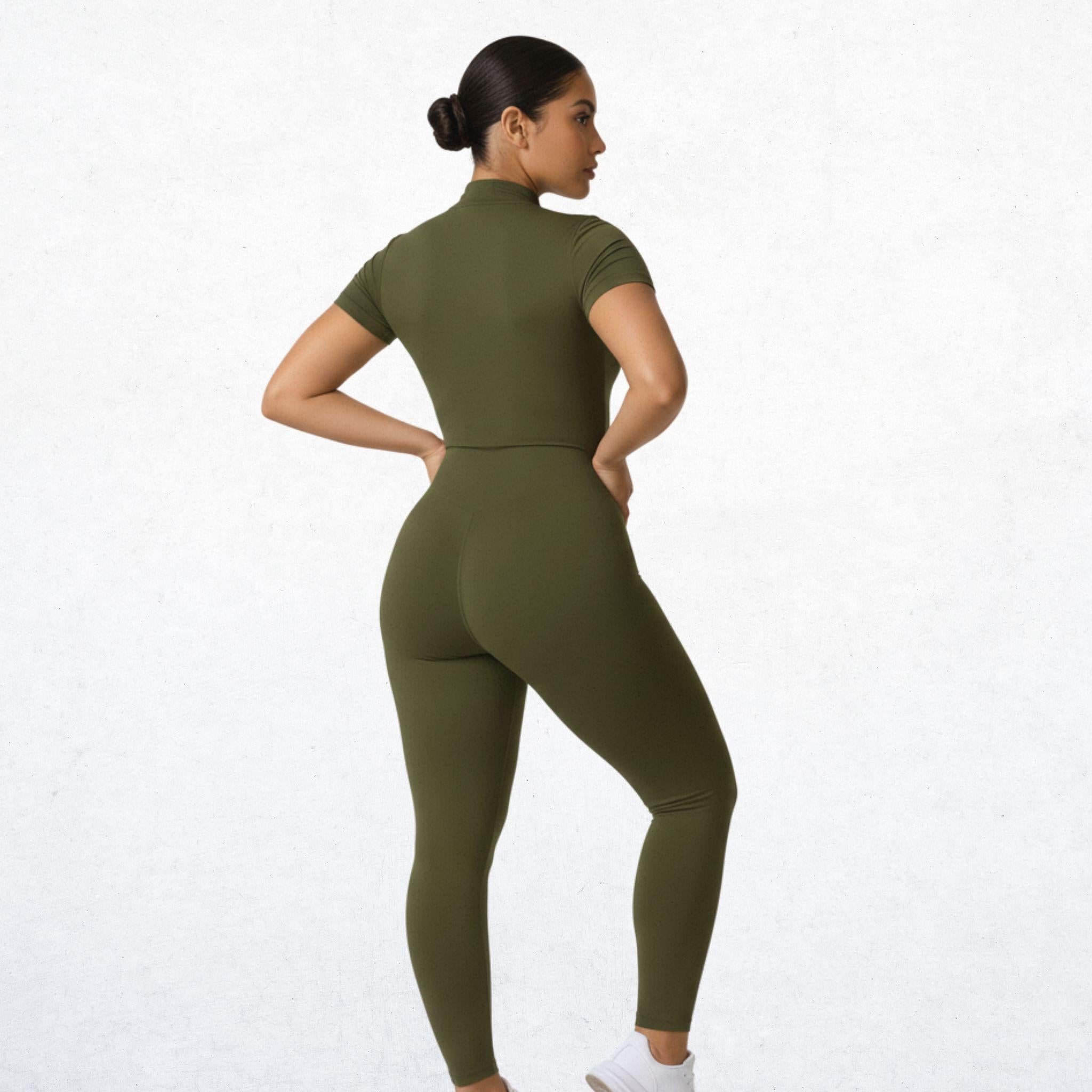 Eleganter, langer Performance-Overall für Damen in kräftigem Dschungelgrün. Vielseitiger Jumpsuit mit Attitüde Freiheit für Workout, Yoga und Alltag. Atmungsaktiv, bequem und stylisch.