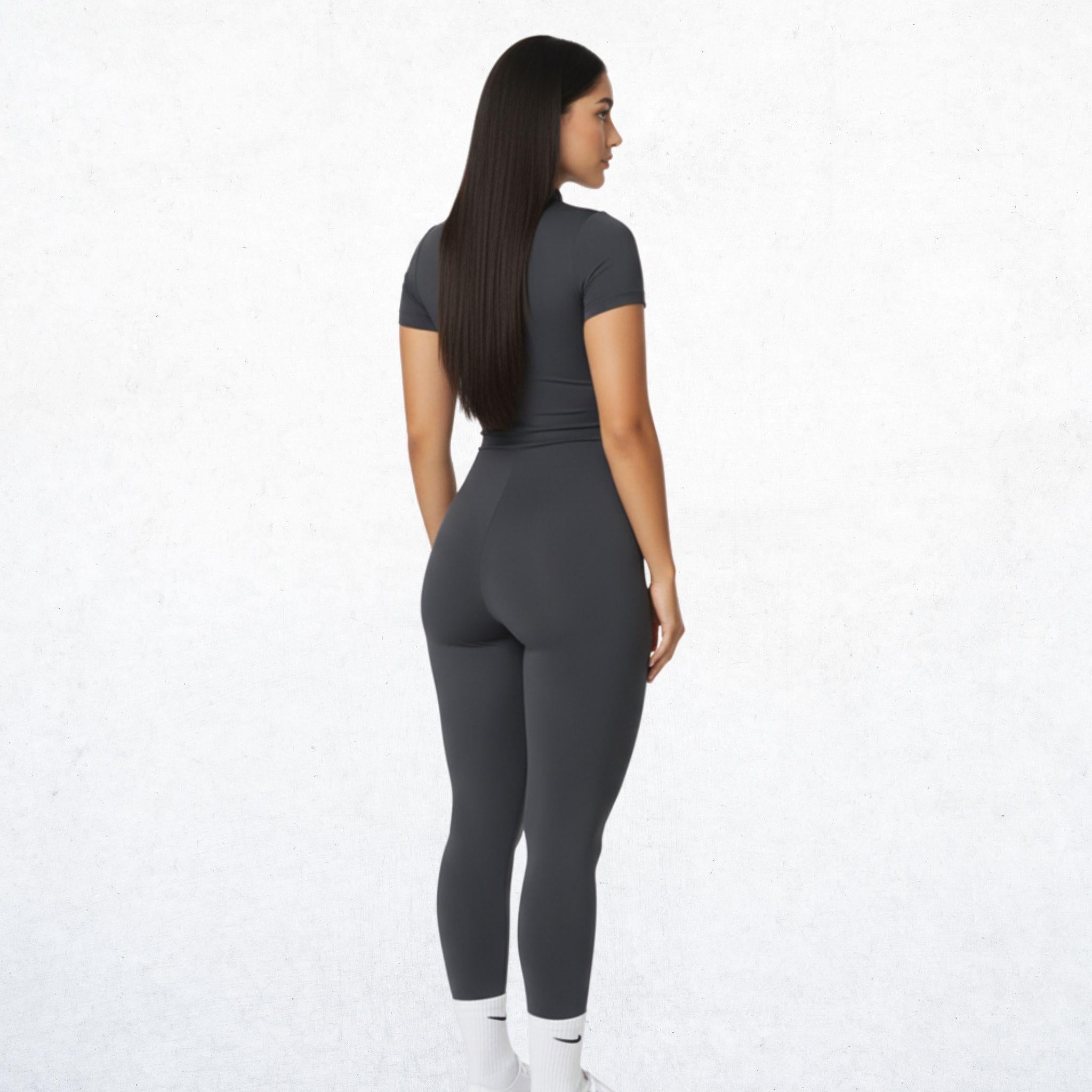 Eleganter, langer Performance-Overall für Damen in Sturmgrau. Vielseitiger Jumpsuit mit Attitüde Freiheit für Workout, Yoga und Alltag. Atmungsaktiv, bequem und stylisch.