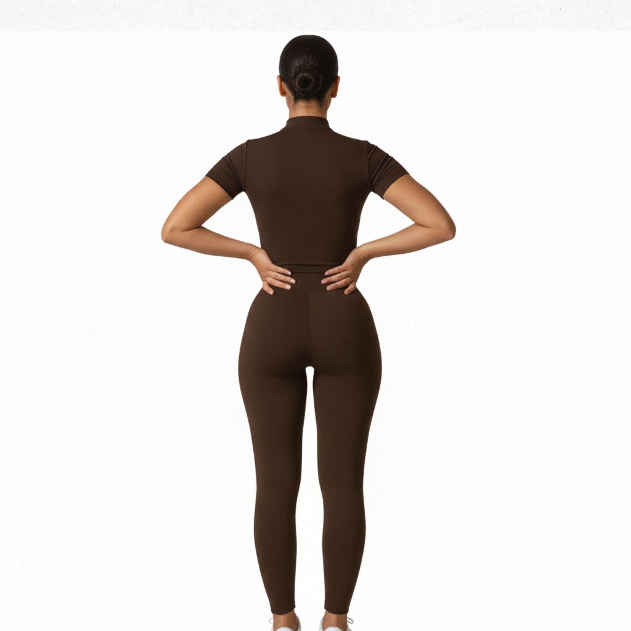 Langer Performance-Overall für Damen in elegantem Tiefbraun. Vielseitiger Jumpsuit mit Attitüde Freiheit für Workout, Yoga und Alltag. Atmungsaktiv, bequem und stylisch.