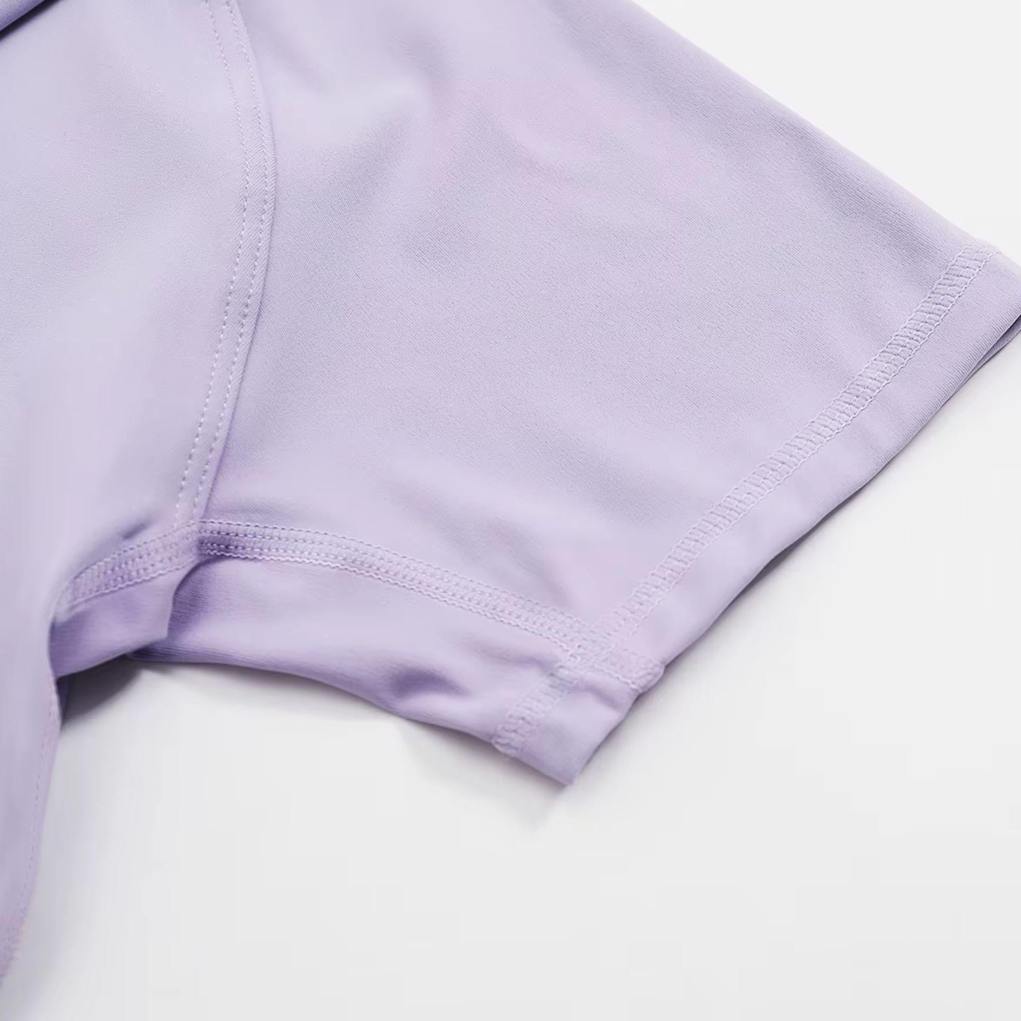 Performance-Rock-Set für Damen in elegantem Lavendel. Vielseitiges Set mit Attitüde Freiheit für Workout, Yoga und Alltag. Stylisch, bequem und funktional.