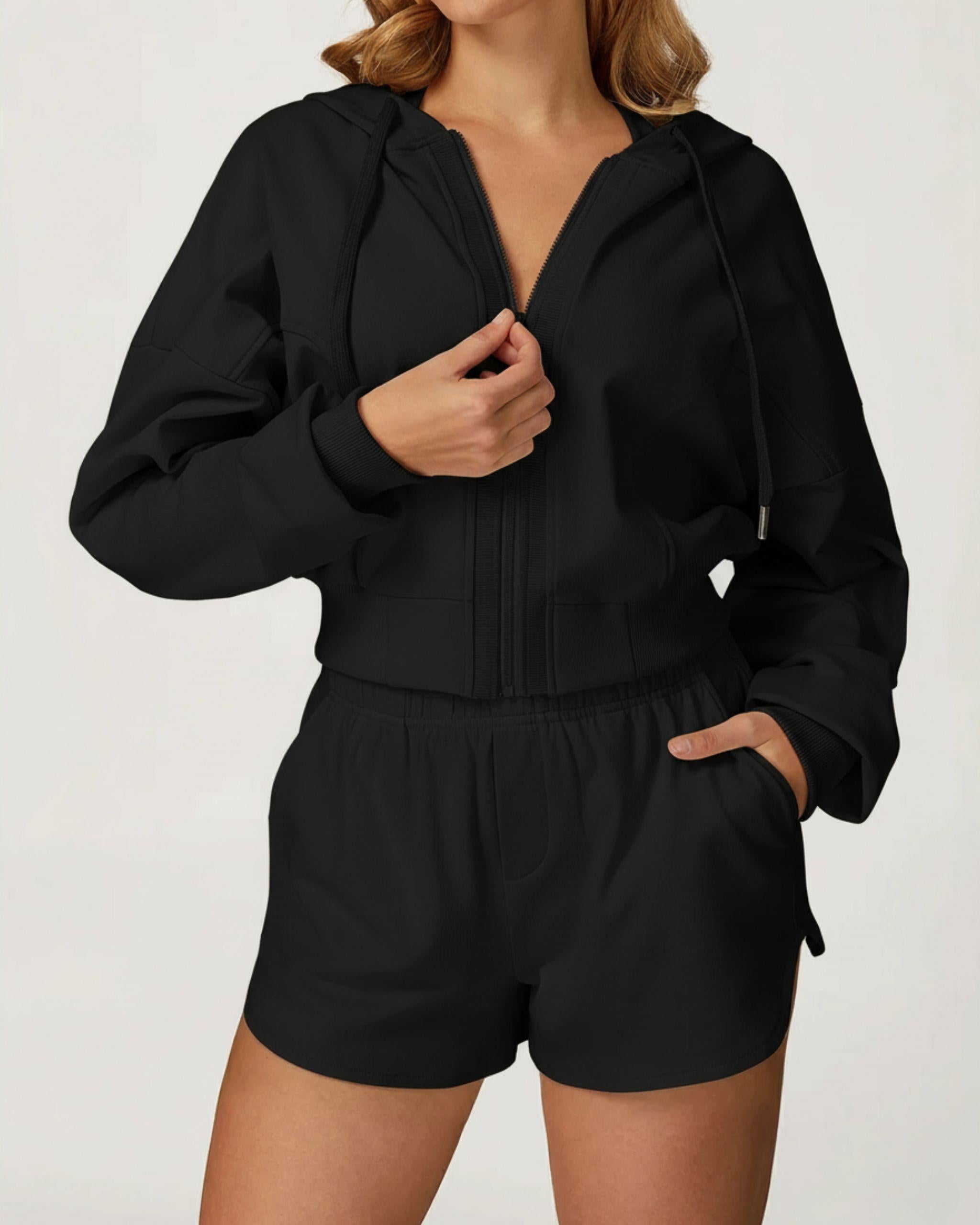 Detailansicht des Reißverschlusses am schwarzen Premium Zip Hoodie für Damen.