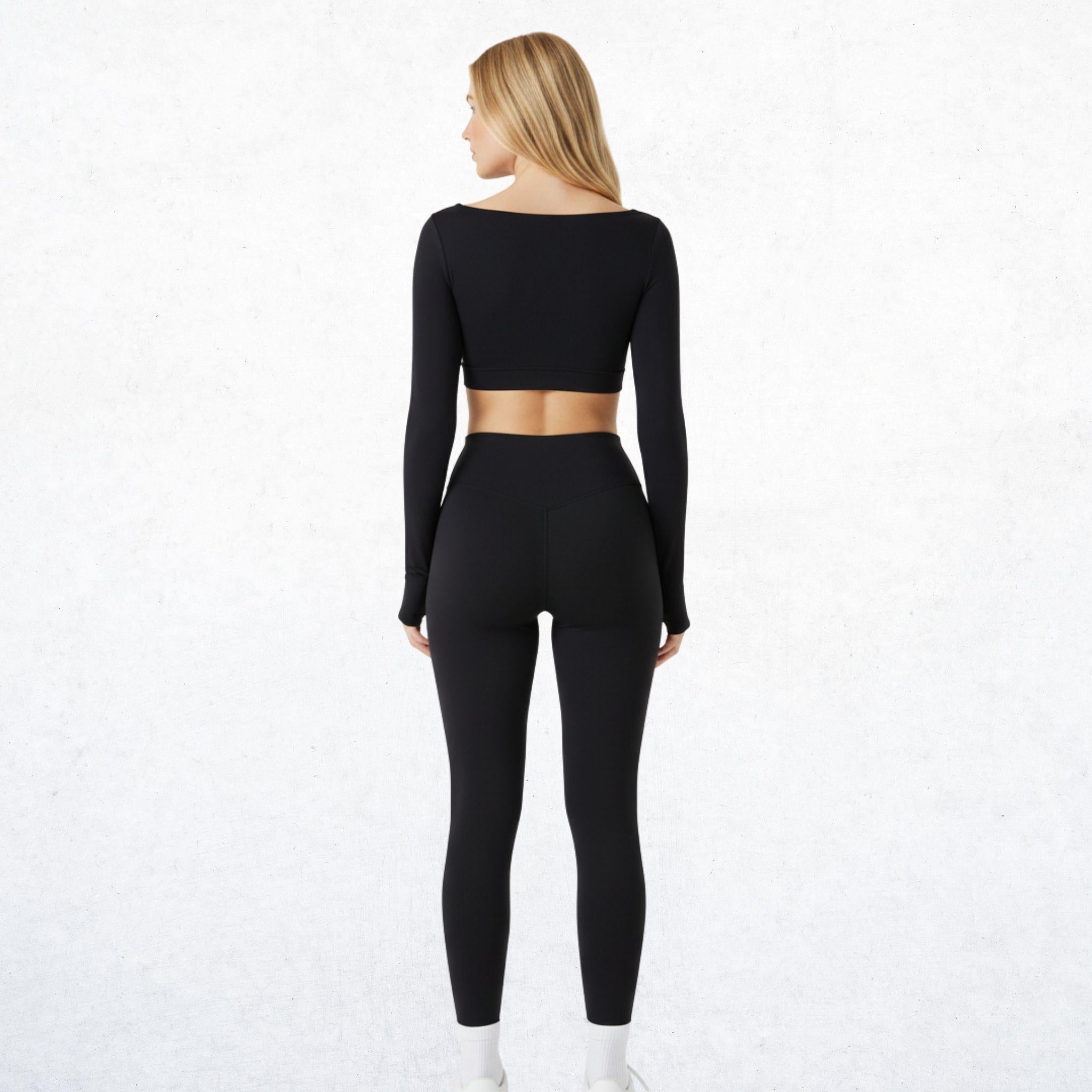 Elegantes, zweiteiliges Sport-Set für Damen in klassischem Schwarz. Vielseitiges Outfit mit stilvollem Design für Workout, Yoga oder den Alltag. Atmungsaktiv, bequem und funktional.