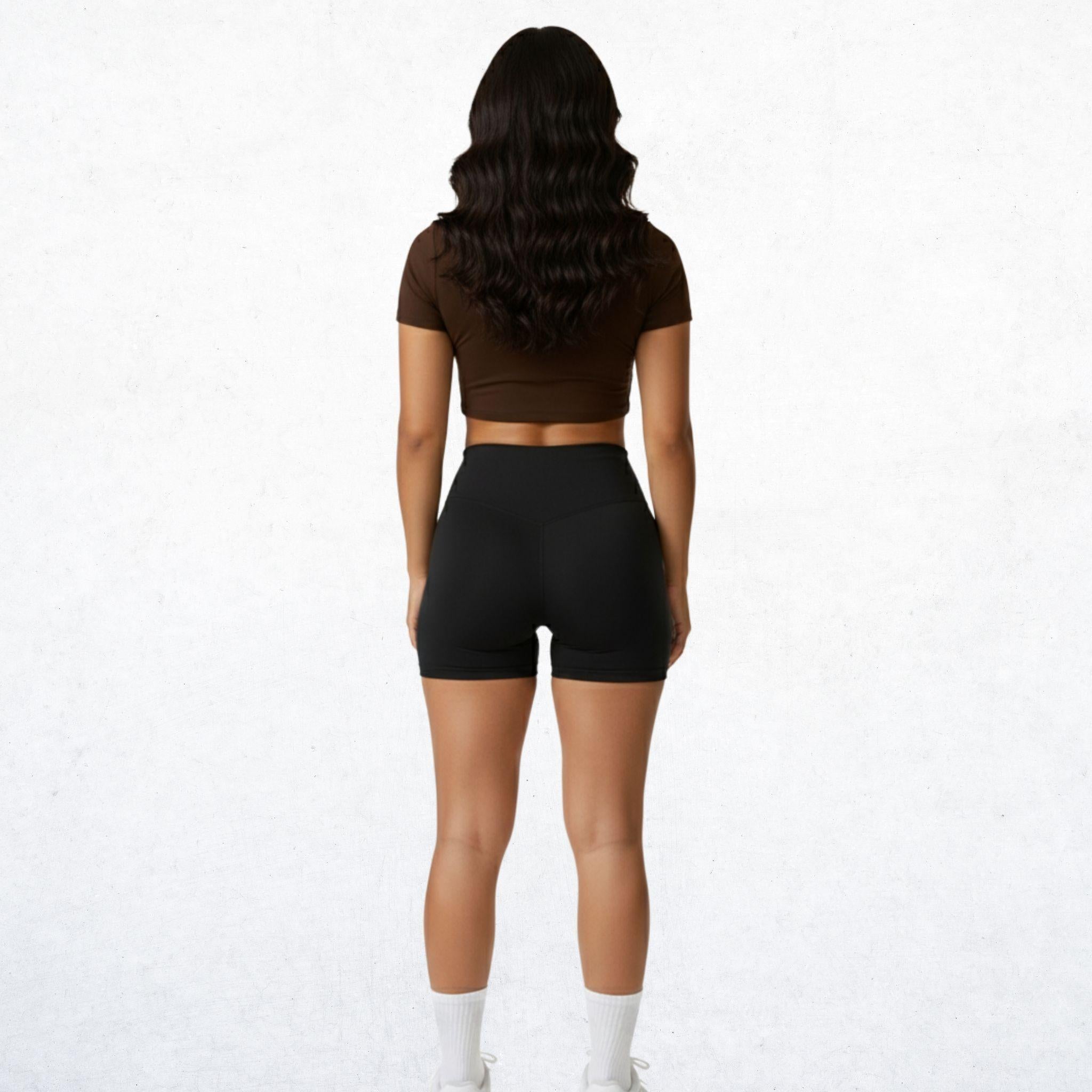 Elegantes High-Waist-Shorts für Damen in klassischem Schwarz. Vielseitige Performance-Shorts mit stilvollem Design für Workout, Yoga und Alltag. Atmungsaktiv, bequem und stylisch.