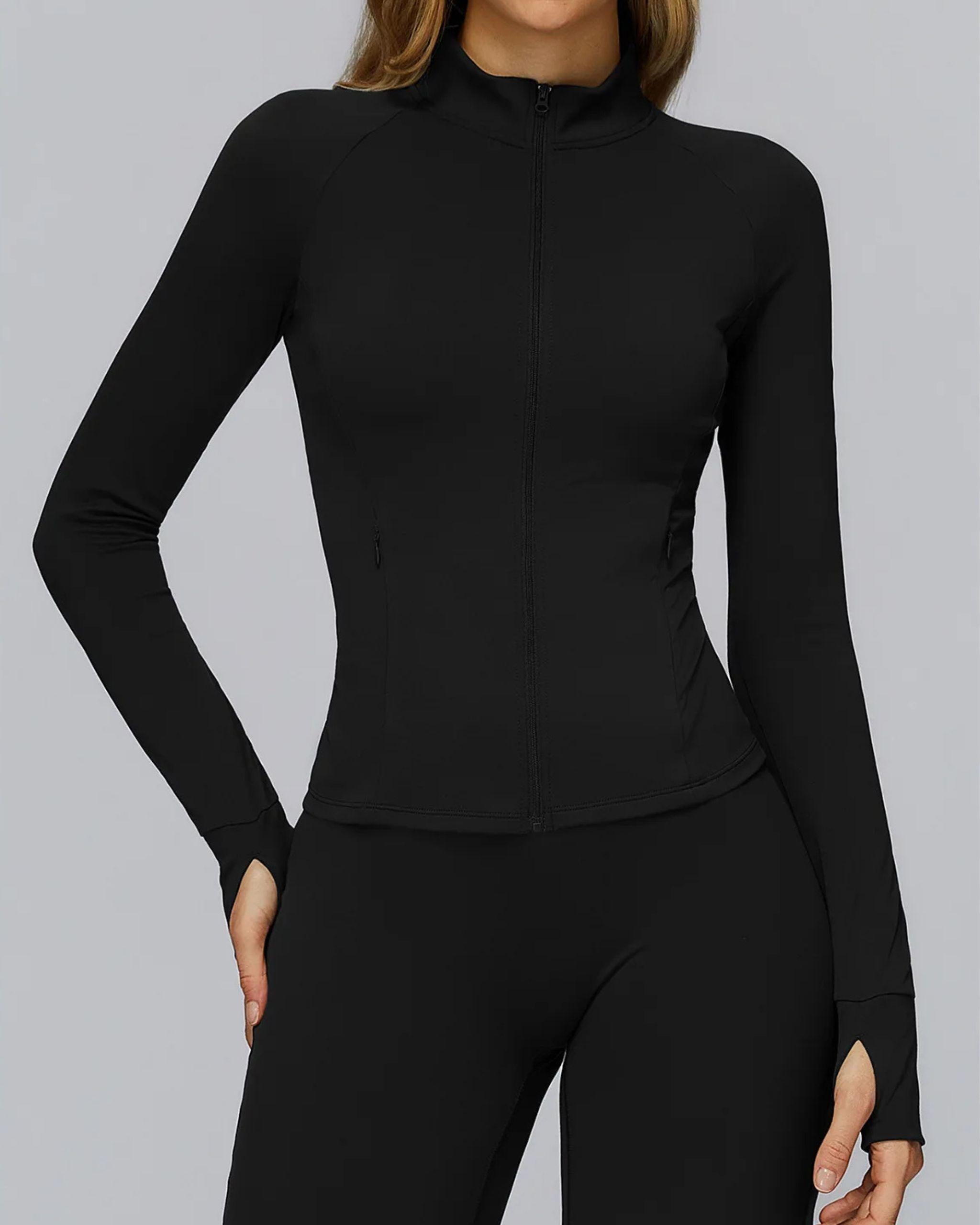 Schwarze Damen Trainingsjacke, Vorderansicht, enganliegende Passform (Slim-Fit), lange Ärmel mit Daumenlöchern, Reißverschluss geschlossen - Ryze.