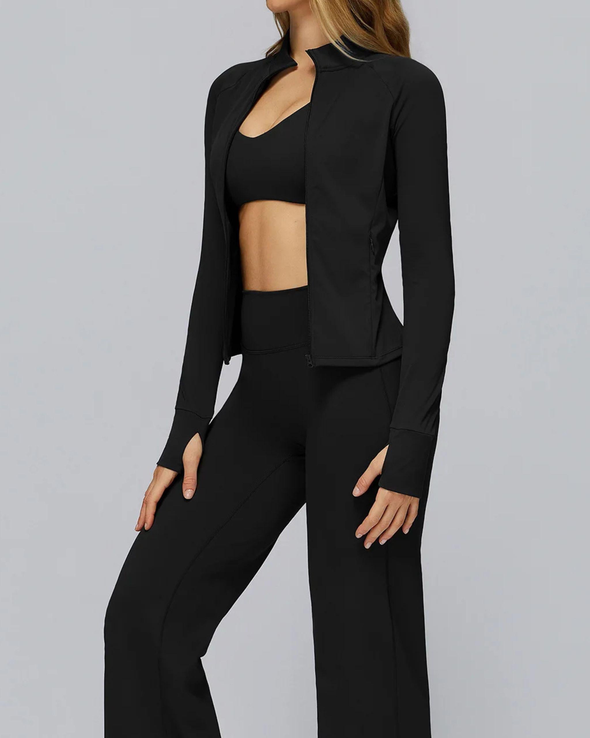 Schwarzes Fitness-Set für Damen: Slim-Fit Jacke kombiniert mit Flare Leggings, dynamische Pose, Stehkragen, sportlicher Alltags-Look - Ryze.