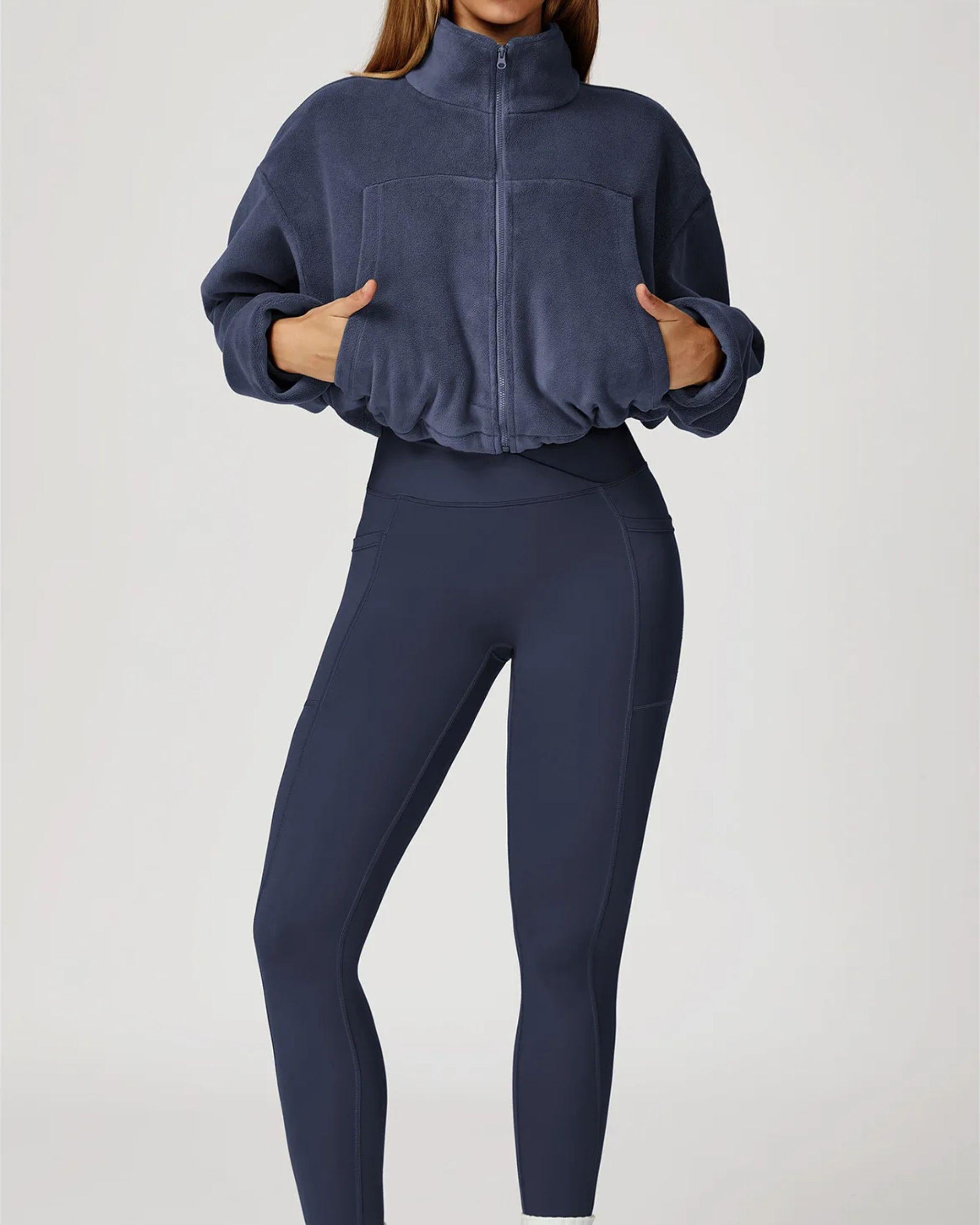 Fleece Zip Jacke Kurzgeschnitten Marineblau Kragen Detailansicht Kuschelig und warm für die Übergangszeit.