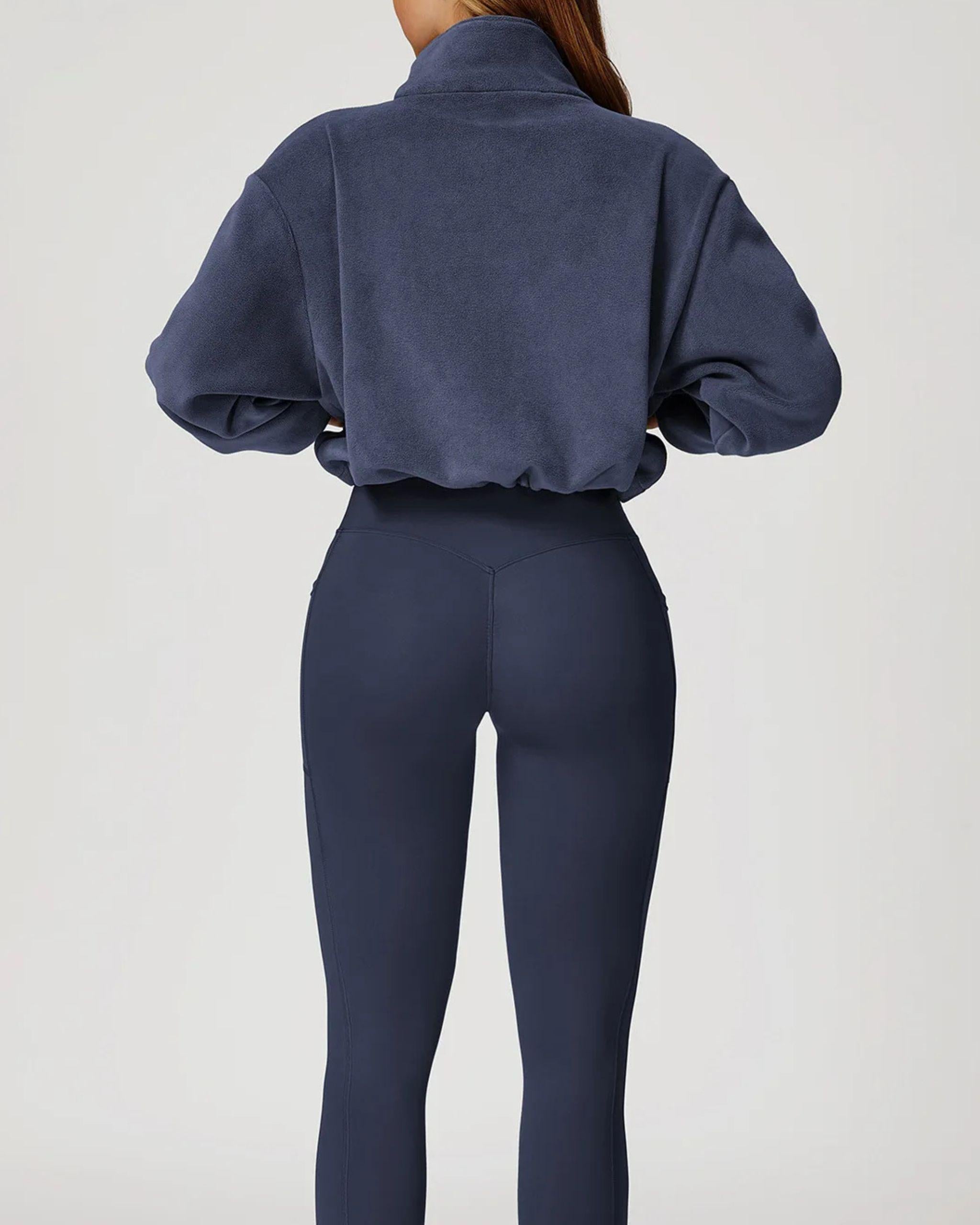 Fleece Jacke Kurzgeschnitten Marineblau mit hohem Kragen Rückansicht Gemütlich für Winter und Athleisure.