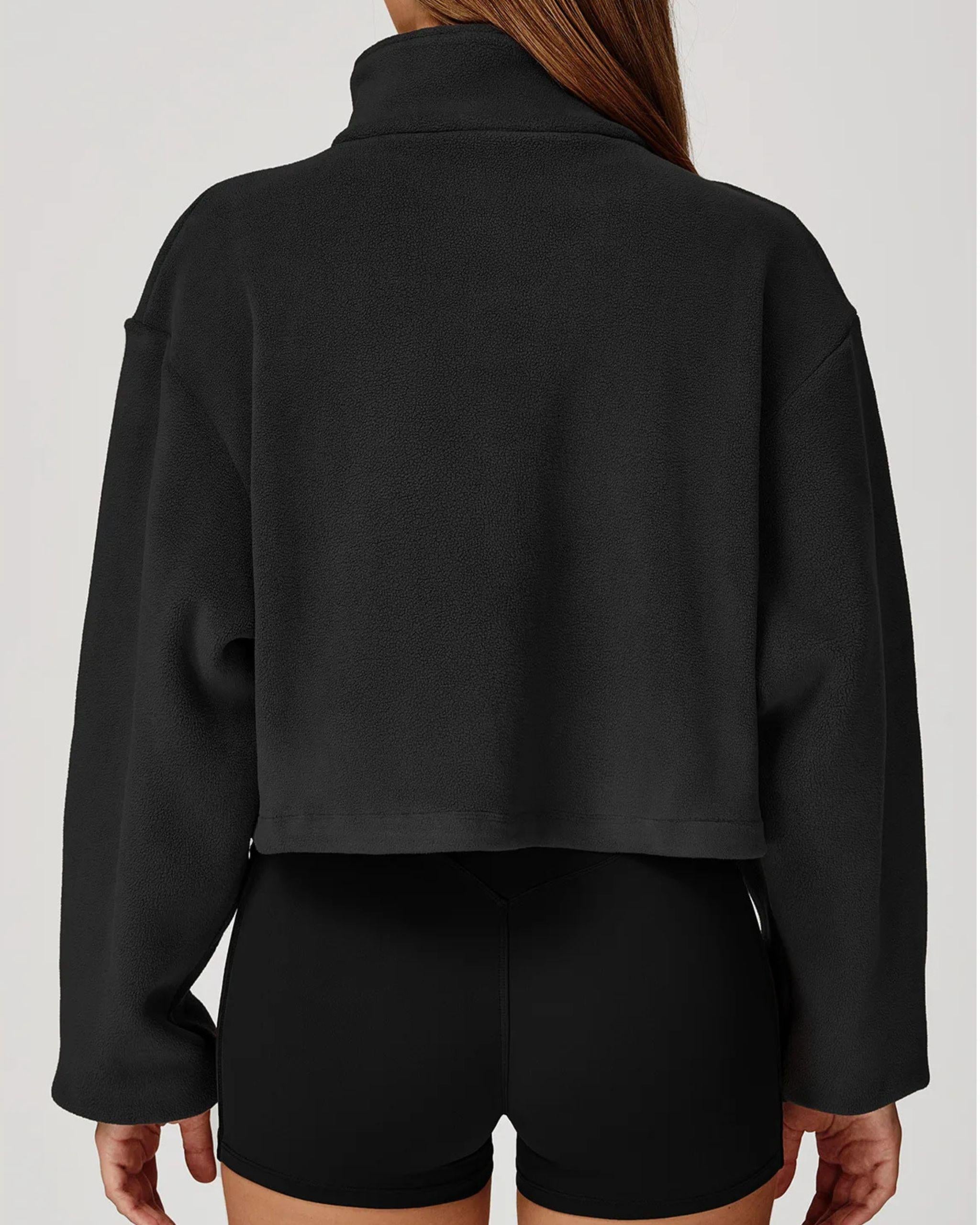 Cropped Fleece Jacke Schwarz Lockerer Schnitt hoher Kragen Rückansicht Warmes Layering für Sport und Freizeit.