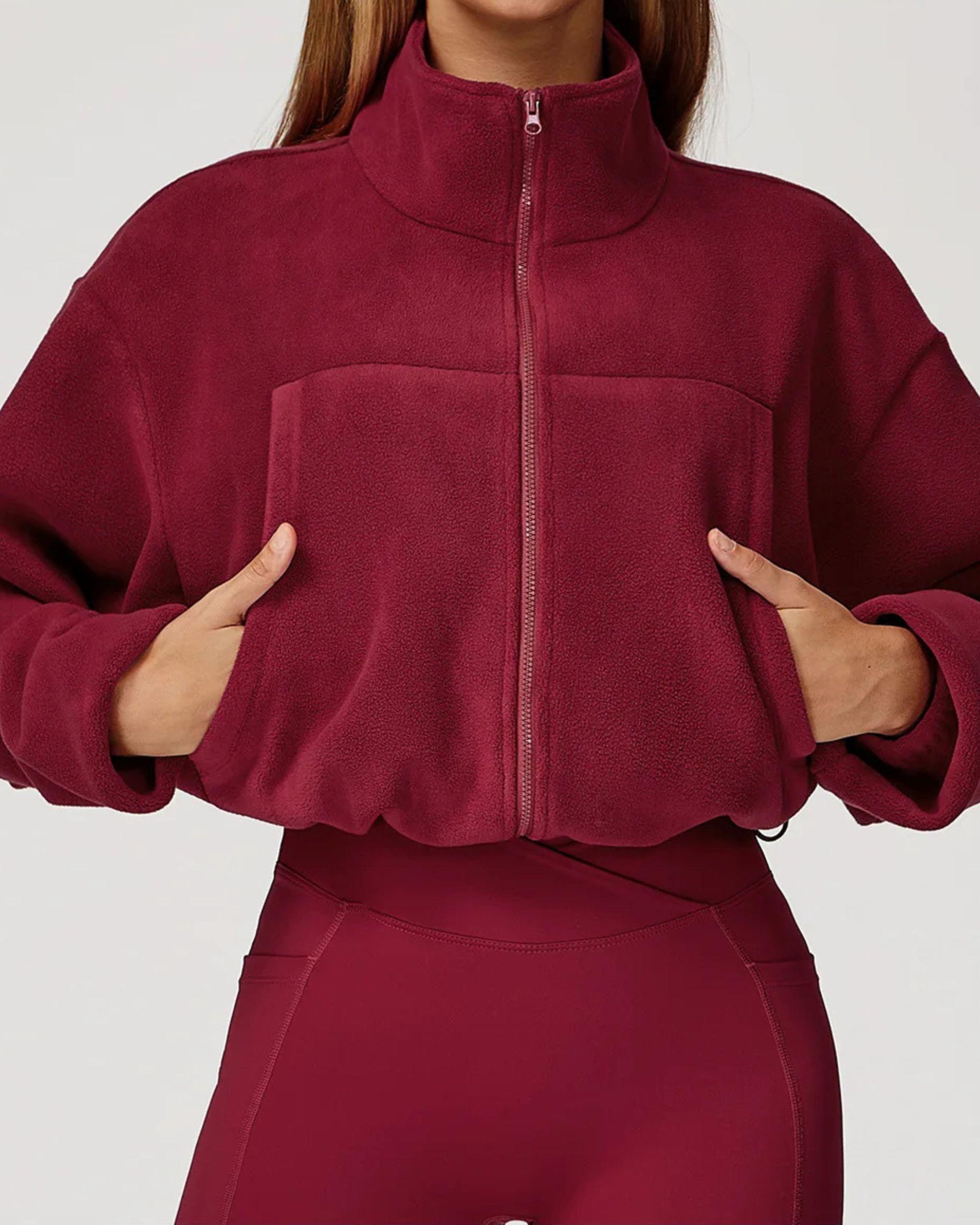 Cropped Zip Jacke Bordeauxrot High Waist Flare Hose Rückansicht Athleisure Style