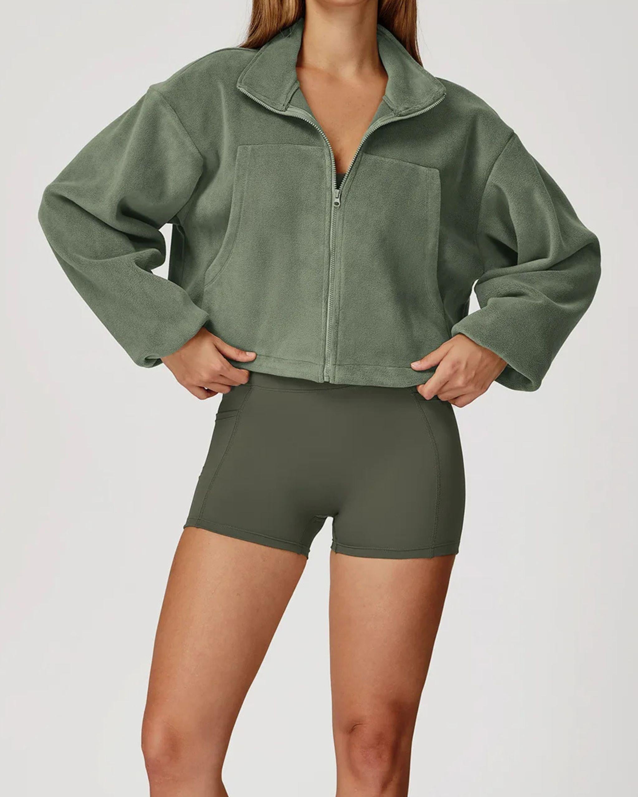 Fleece Jacke Kurzgeschnitten Salbeigrün Reißverschluss Vorderansicht Warm und kuschelig für den Outdoor Stil.