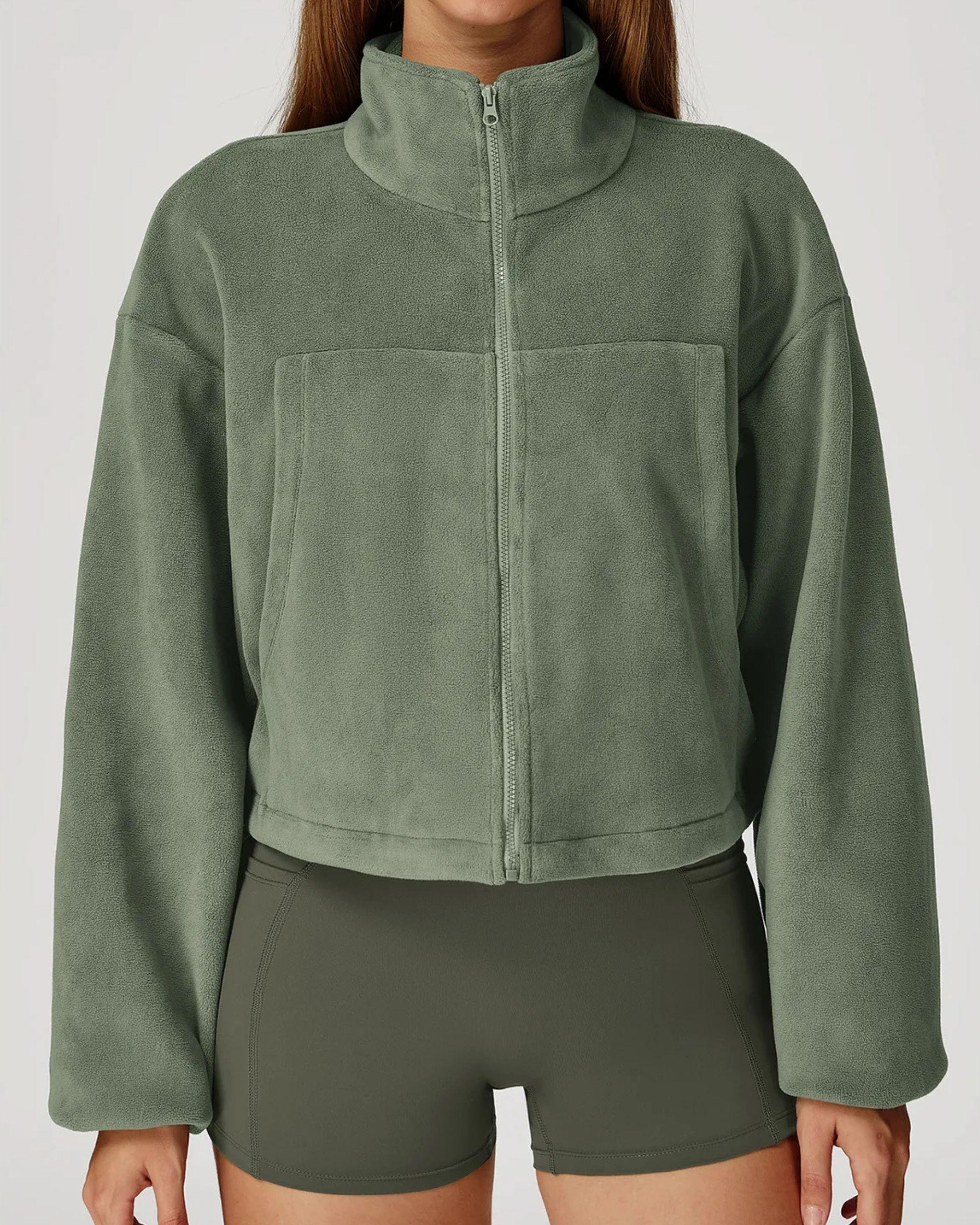 Cropped Fleece Zip Jacke Olivgrün Stehkragen Fronttasche Nahaufnahme Sport
