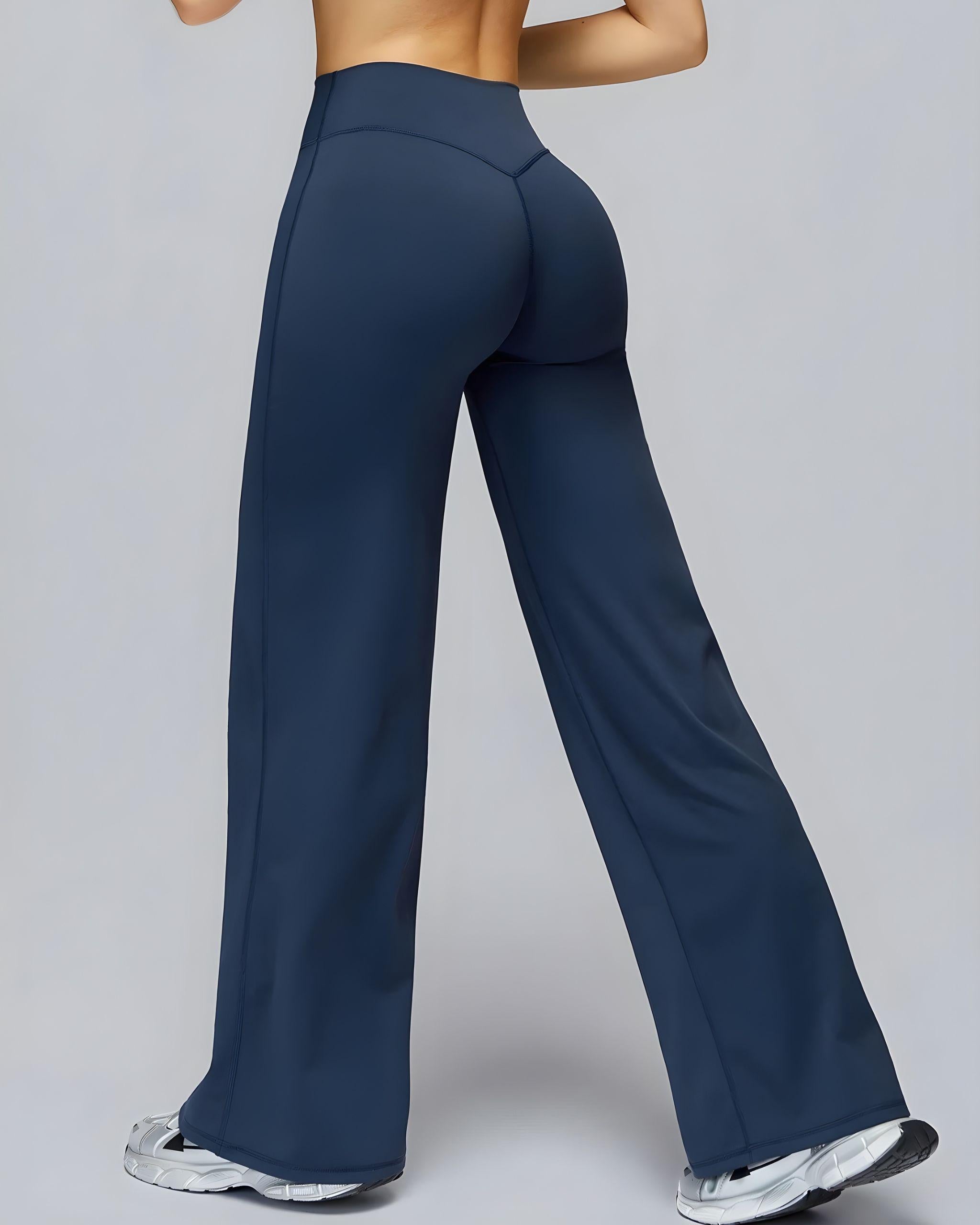 Rückansicht der dunkelblauen Flare Leggings, V-förmiger Bund am Rücken zur Po-Betonung (Booty Contour), figurformende Passform - Ryze.