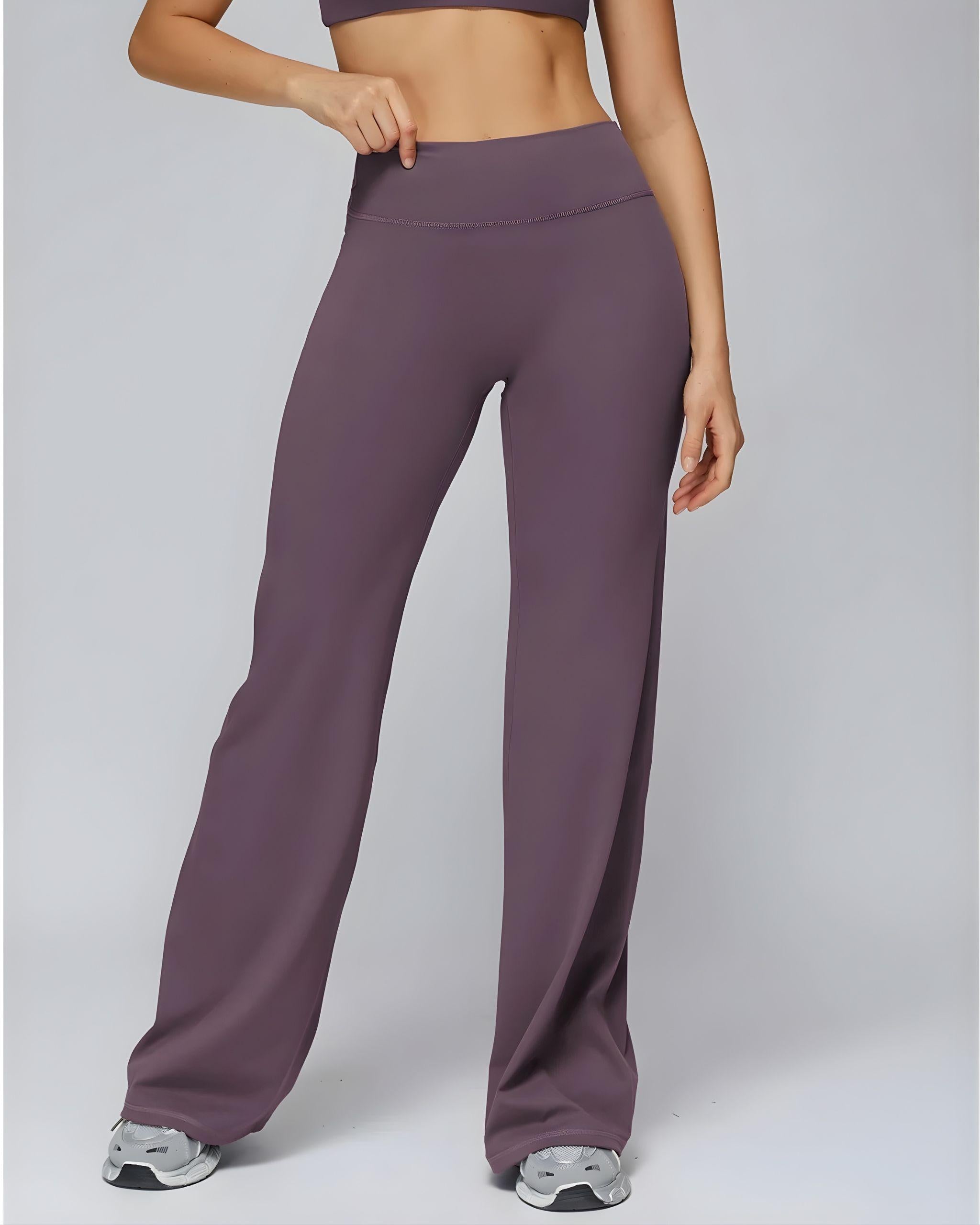 Mauvefarbene High-Waist Flare Leggings, Vorderansicht am Model, weich fallender Stoff, breiter elastischer Bund, ideal für Yoga und Alltag - Ryze.