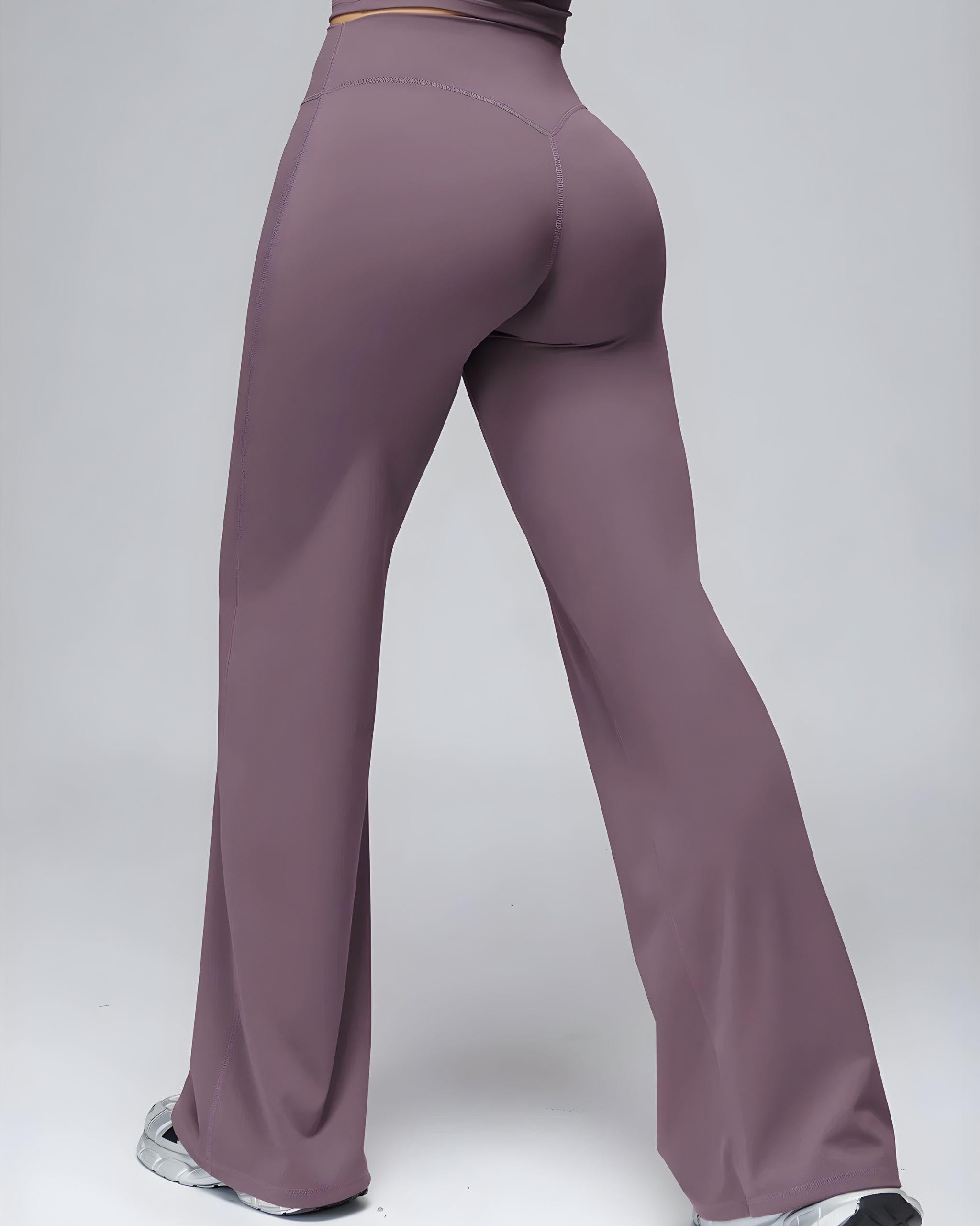 Rückansicht einer lila ausgestellten Leggings mit einem V-förmigen Bund hinten, der das Gesäß betont (die Kontur des Gesäßes formt), ein Design, das der Silhouette schmeichelt - Ryze.
