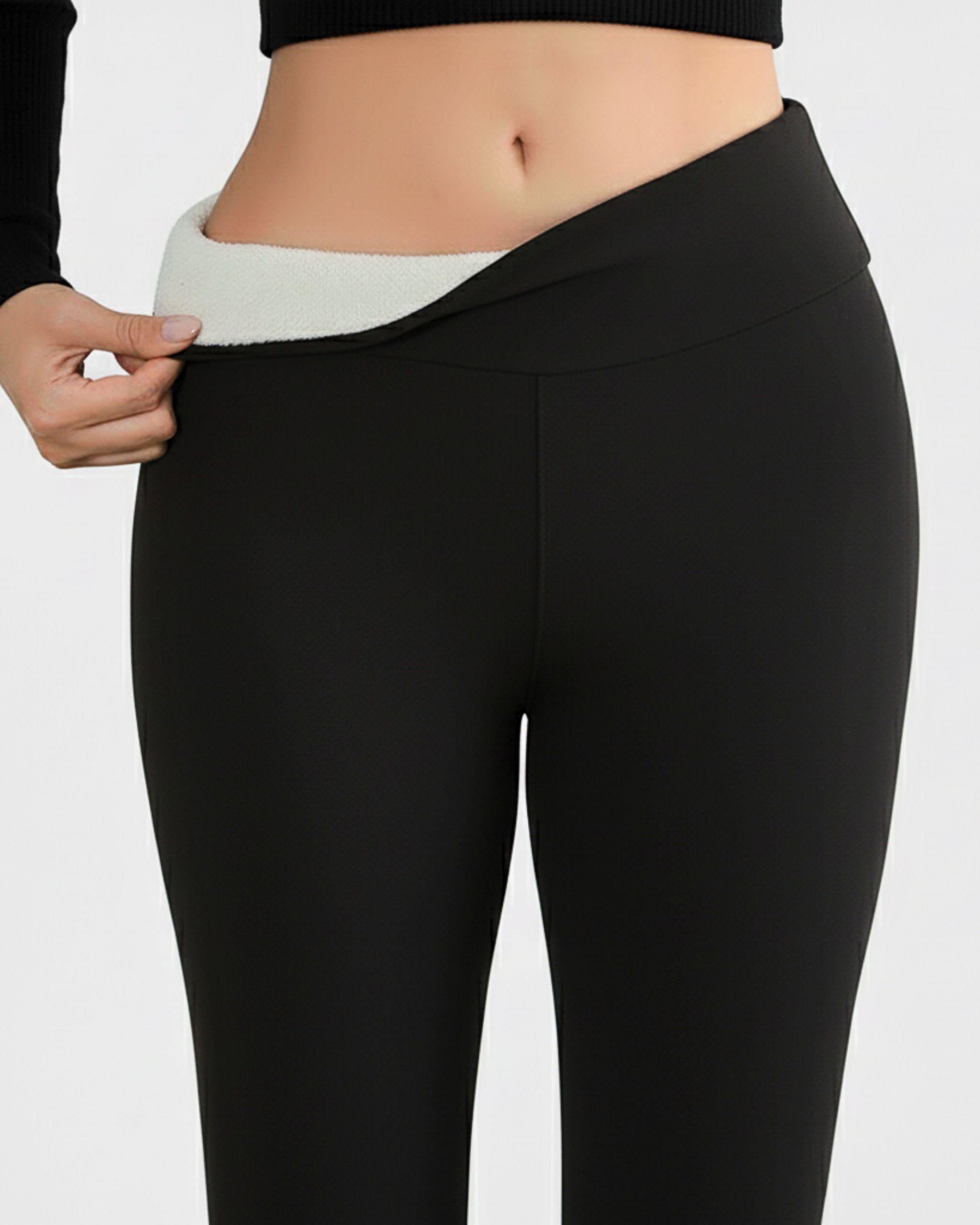 Schwarze High-Waist Thermo-Leggings, Nahaufnahme des Bundes, Hand zeigt das weiche weiße Fleece-Innenfutter, warm gefütterte Wintersporthose - Ryze.