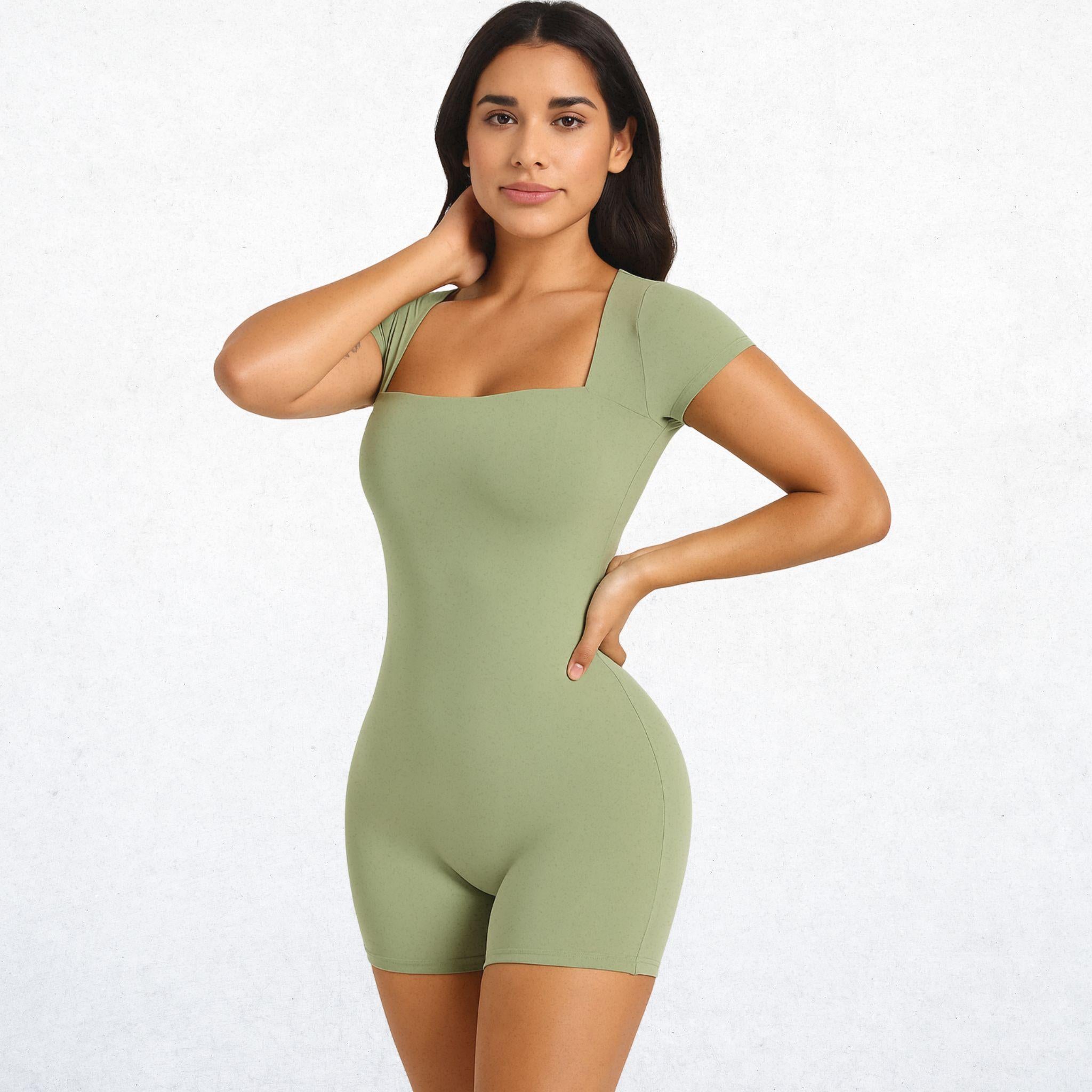 Eleganter, kurzer Performance-Overall für Damen in erdigem Grün. Vielseitiger Jumpsuit mit Attitüde Freiheit für Workout, Yoga und Alltag. Atmungsaktiv, bequem und stylisch.