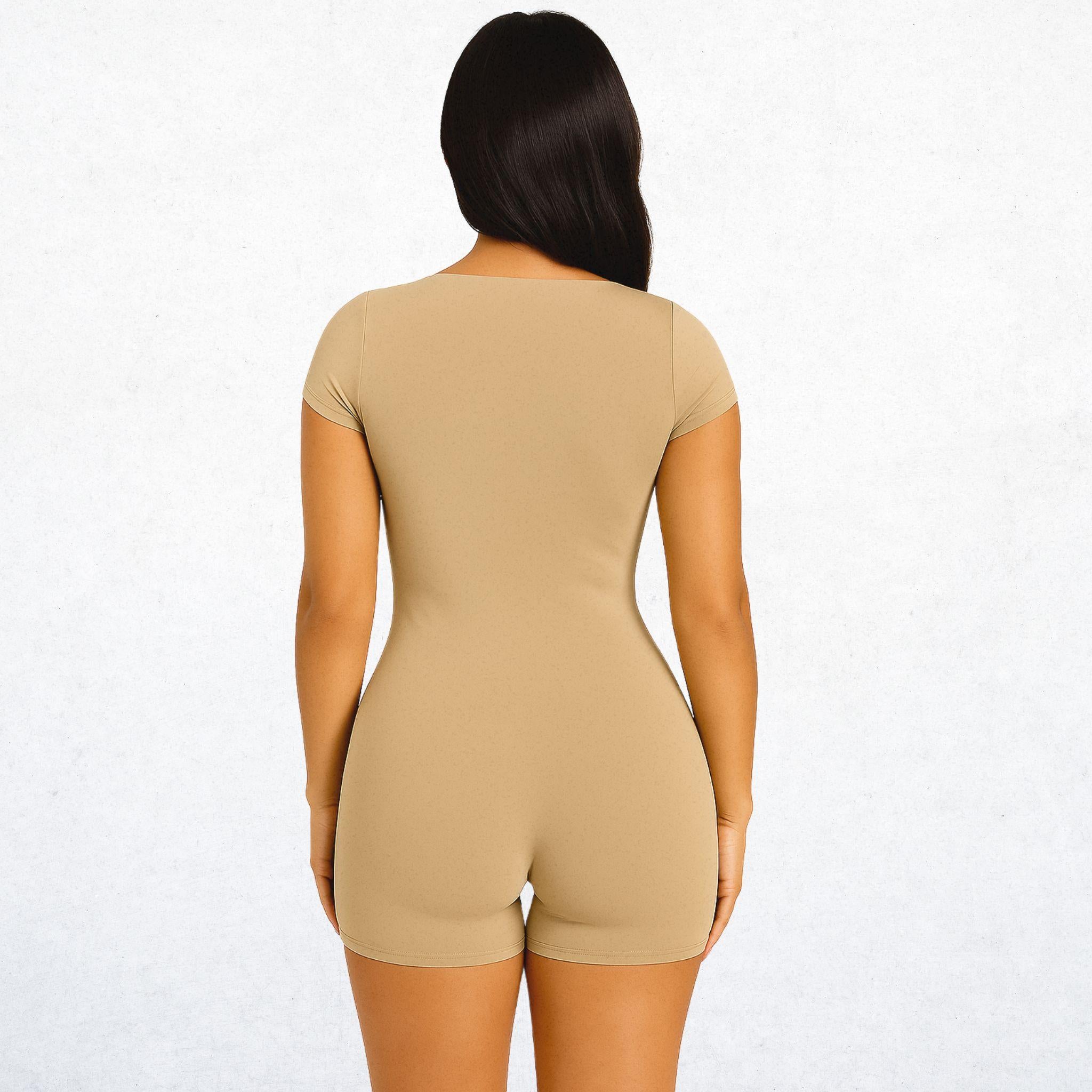 Eleganter, kurzer Performance-Overall für Damen in neutralem Sandton. Vielseitiger Jumpsuit mit Attitüde Freiheit für Workout, Yoga und Alltag. Atmungsaktiv, bequem und stylisch.
