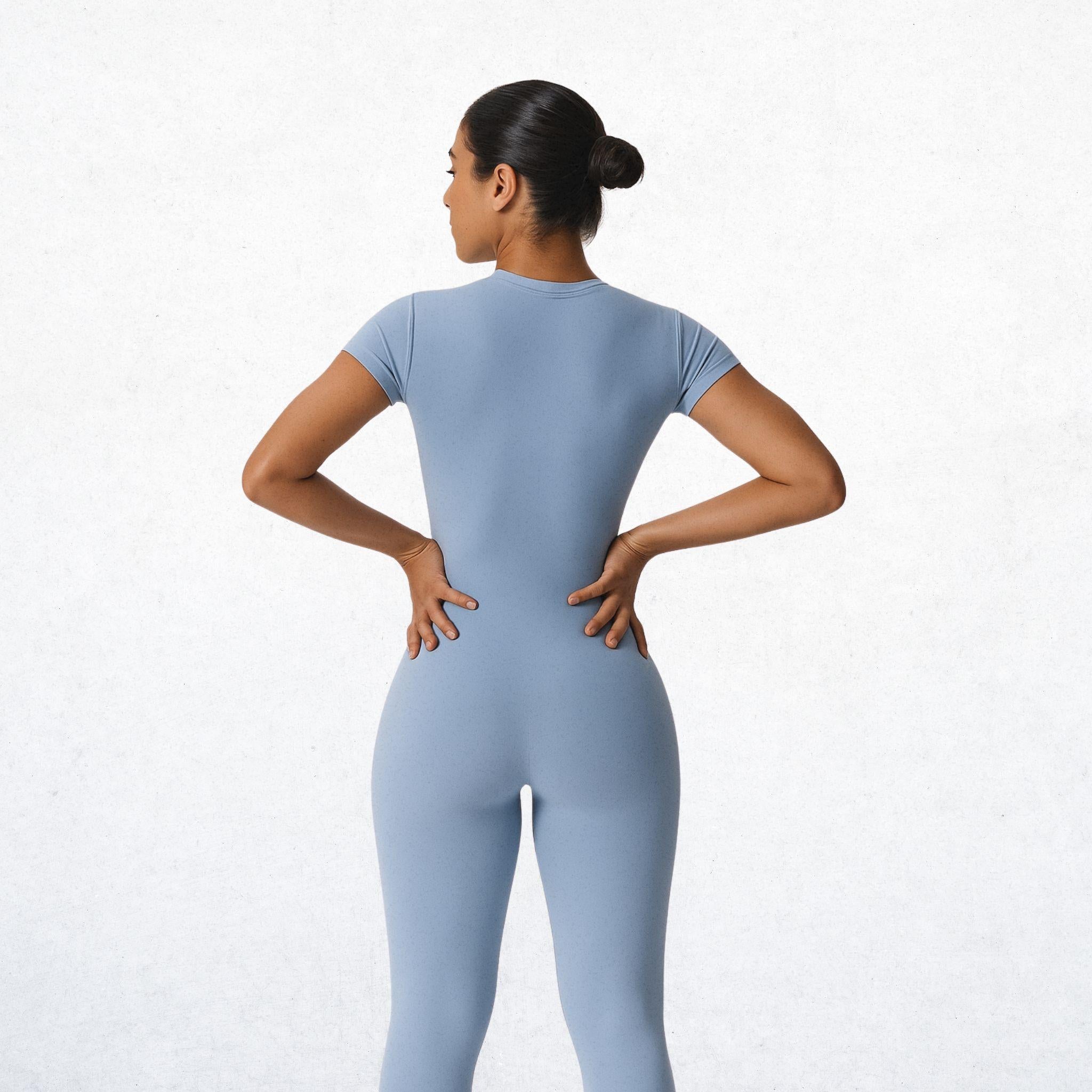Eleganter, langer Performance-Overall für Damen in nebligem Blau. Vielseitiger Jumpsuit mit Attitüde Freiheit für Workout, Yoga und Alltag. Atmungsaktiv, bequem und stylisch.