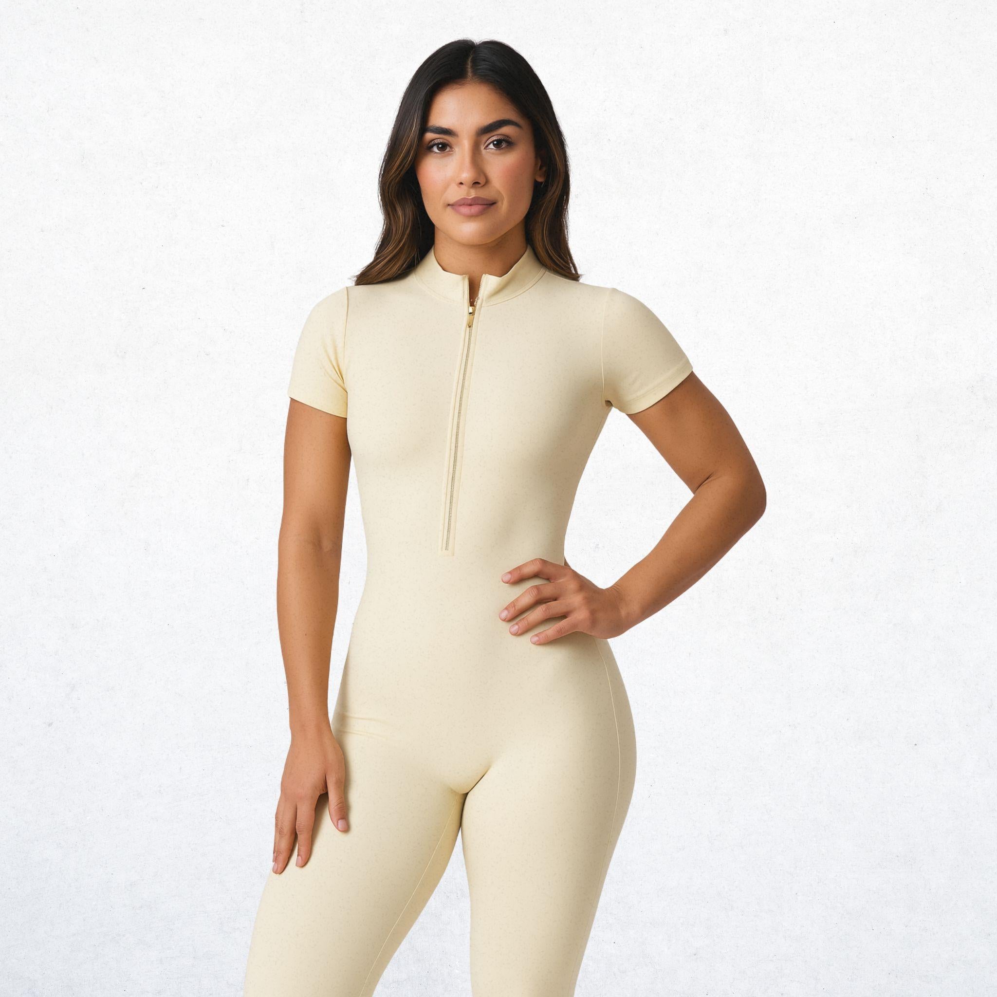 Eleganter, langer Performance-Overall für Damen in sanftem Vanilleton. Vielseitiger Jumpsuit mit Attitüde Freiheit für Workout, Yoga und Alltag. Atmungsaktiv, bequem und stylisch.