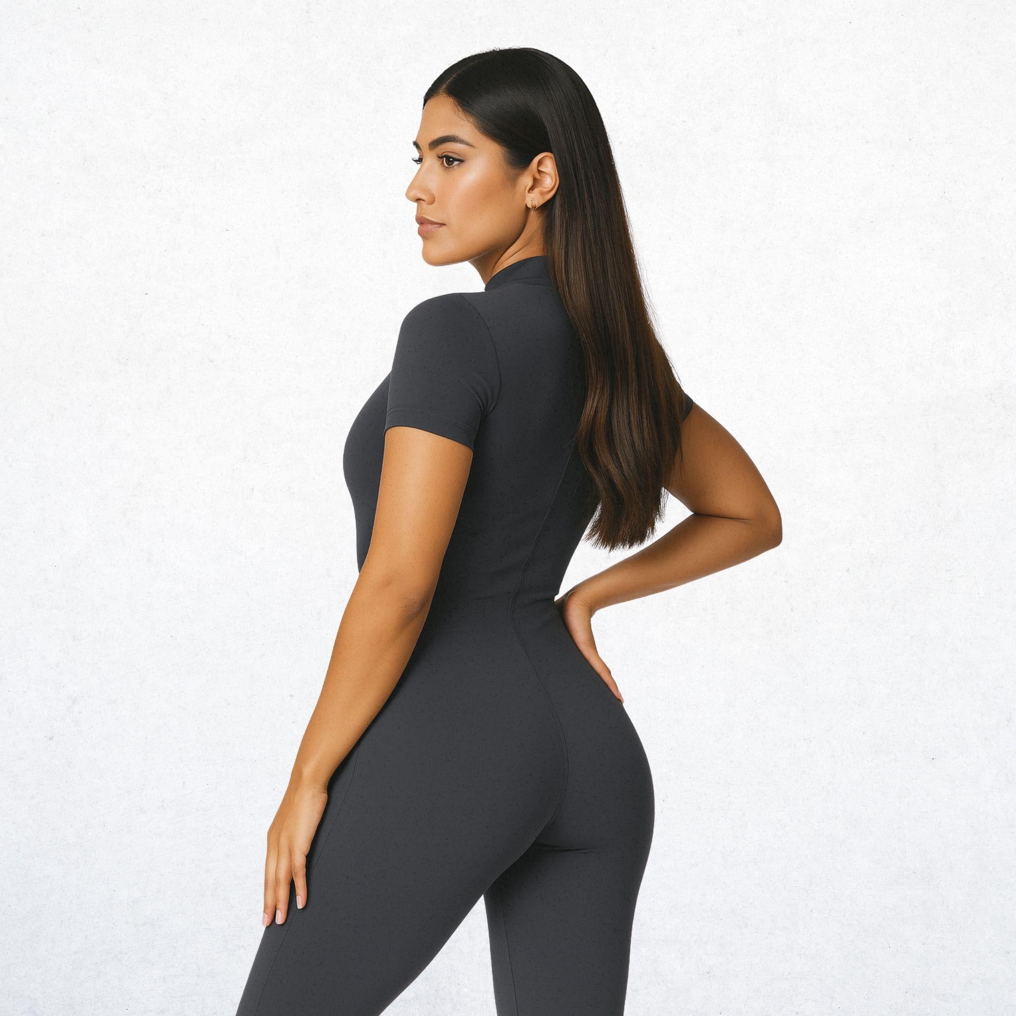 Eleganter, langer Performance-Overall für Damen in Sturmgrau. Vielseitiger Jumpsuit mit Attitüde Freiheit für Workout, Yoga und Alltag. Atmungsaktiv, bequem und stylisch.