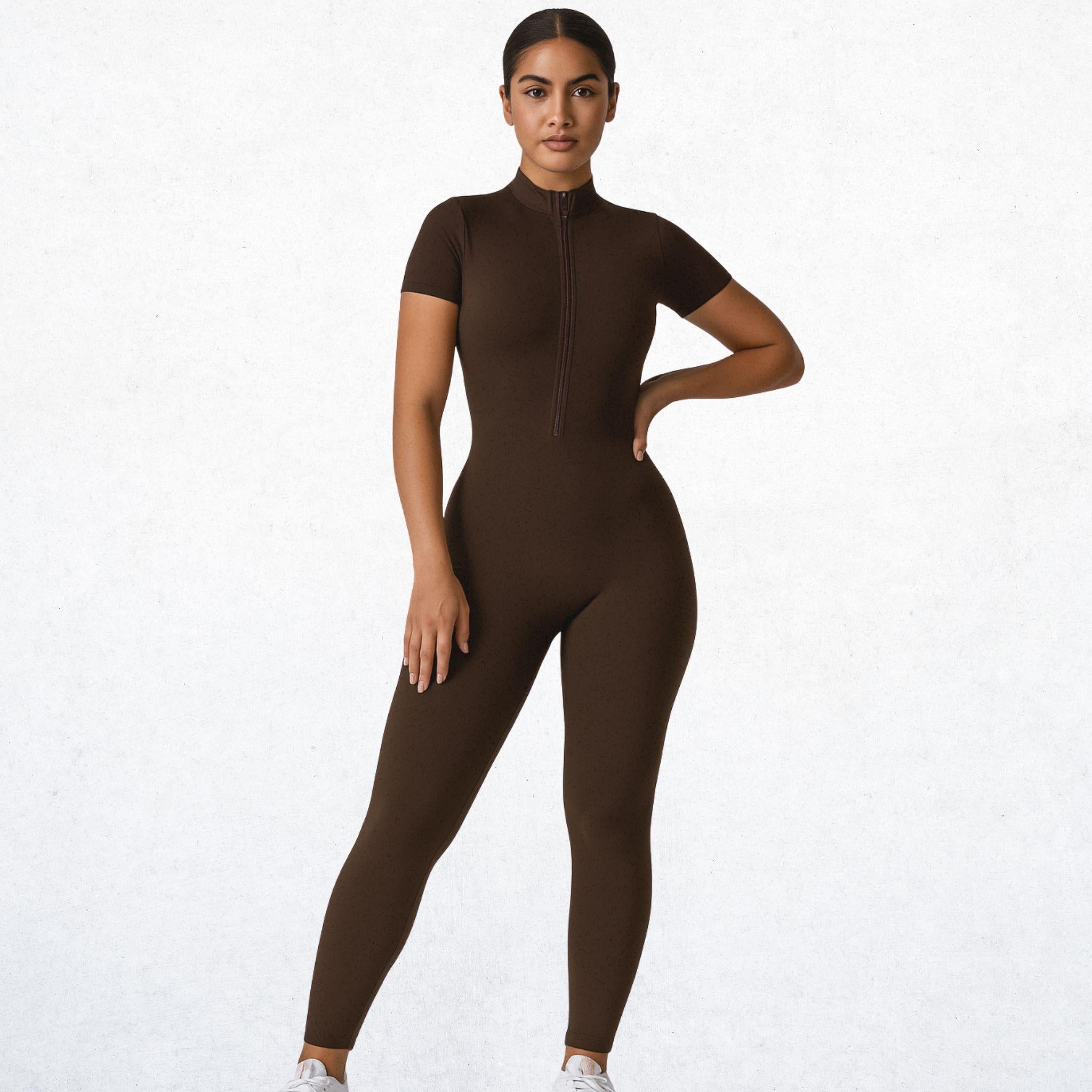 Langer Performance-Overall für Damen in elegantem Tiefbraun. Vielseitiger Jumpsuit mit Attitüde Freiheit für Workout, Yoga und Alltag. Atmungsaktiv, bequem und stylisch.
