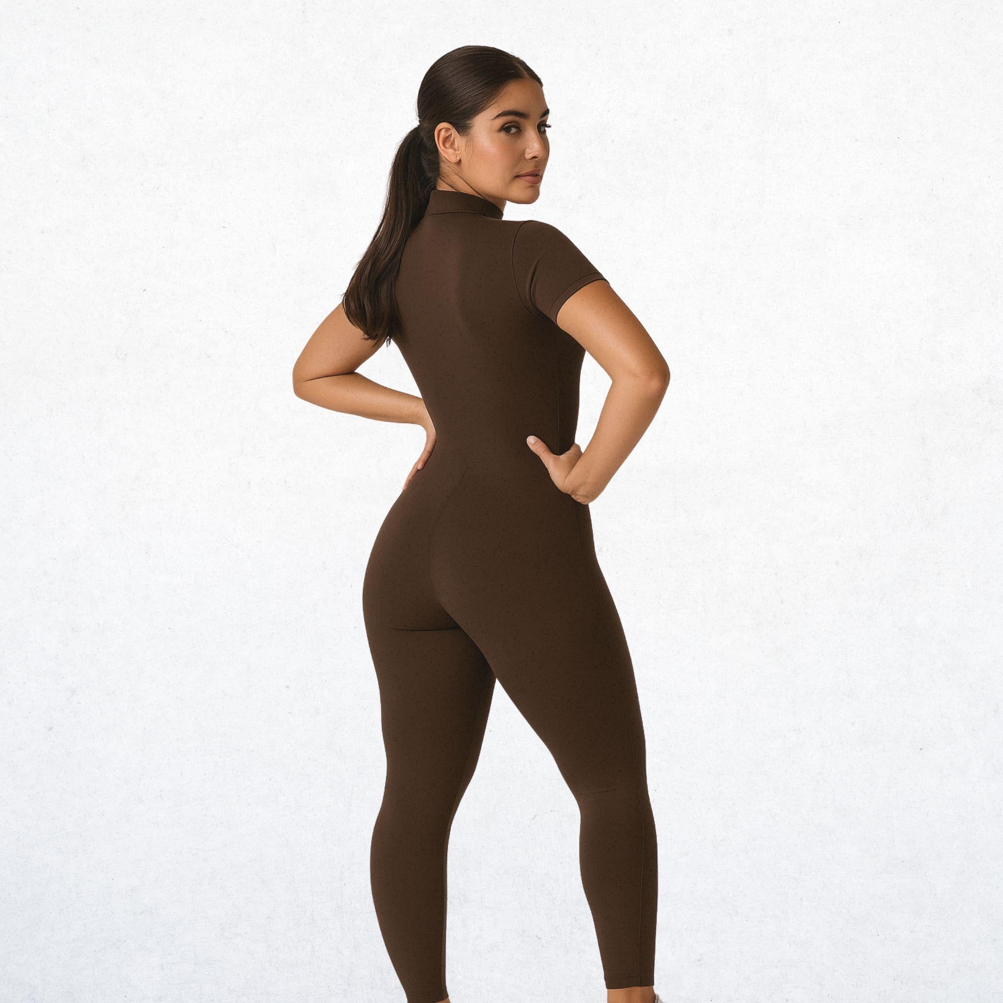 Langer Performance-Overall für Damen in elegantem Tiefbraun. Vielseitiger Jumpsuit mit Attitüde Freiheit für Workout, Yoga und Alltag. Atmungsaktiv, bequem und stylisch.
