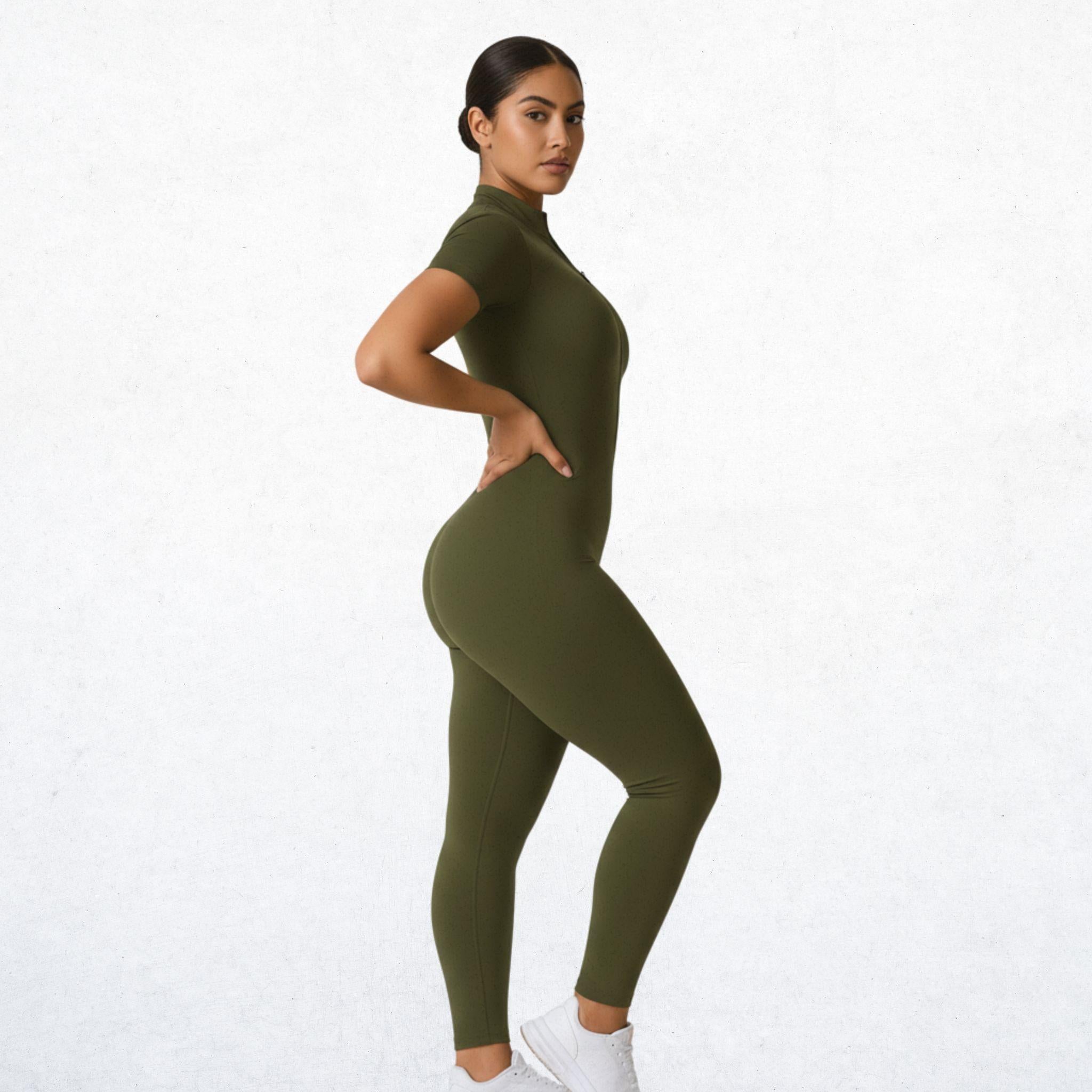 Eleganter, langer Performance-Overall für Damen in kräftigem Dschungelgrün. Vielseitiger Jumpsuit mit Attitüde Freiheit für Workout, Yoga und Alltag. Atmungsaktiv, bequem und stylisch.