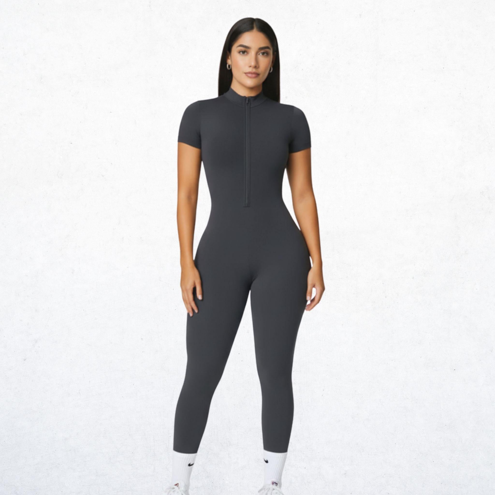 Eleganter, langer Performance-Overall für Damen in Sturmgrau. Vielseitiger Jumpsuit mit Attitüde Freiheit für Workout, Yoga und Alltag. Atmungsaktiv, bequem und stylisch.