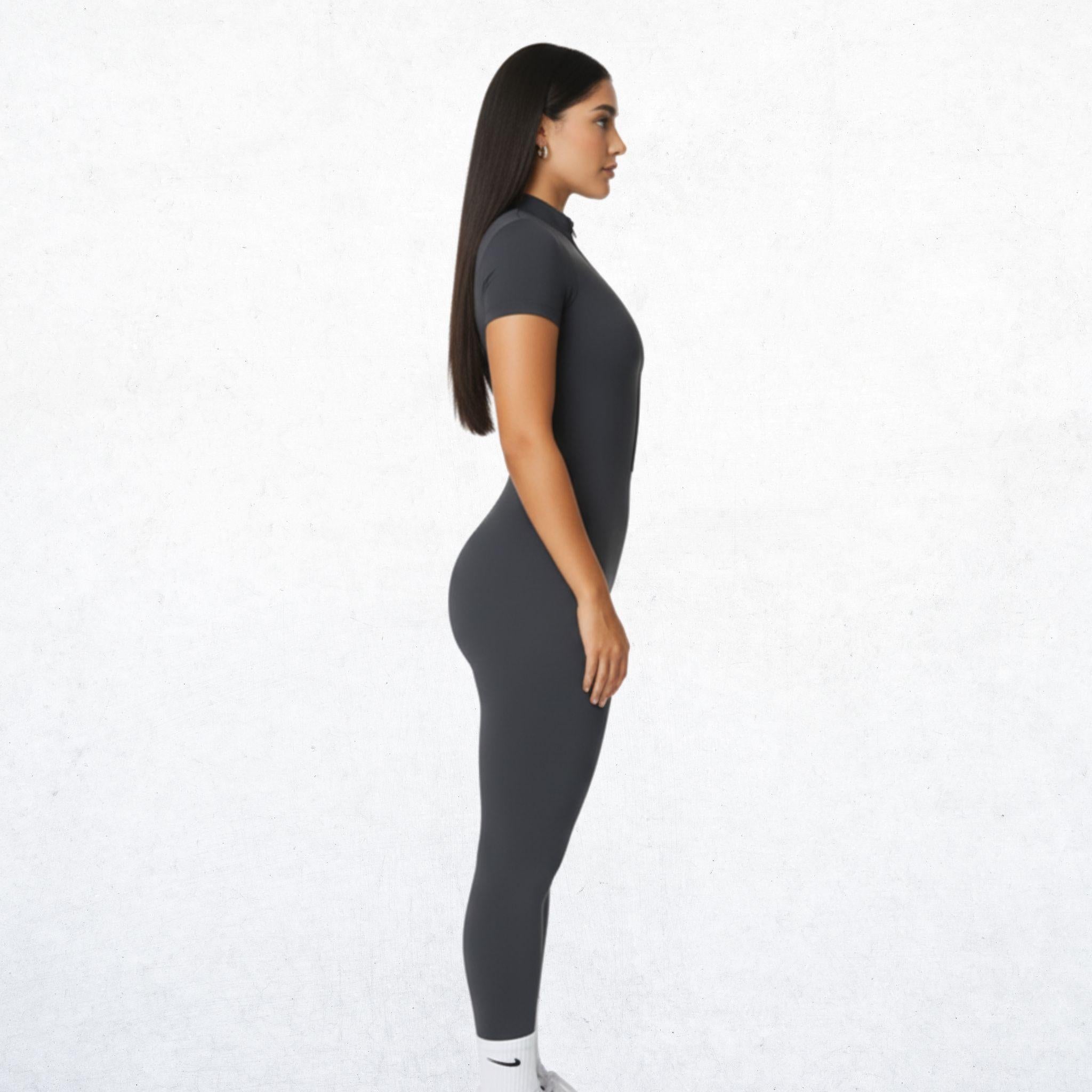 Eleganter, langer Performance-Overall für Damen in Sturmgrau. Vielseitiger Jumpsuit mit Attitüde Freiheit für Workout, Yoga und Alltag. Atmungsaktiv, bequem und stylisch.