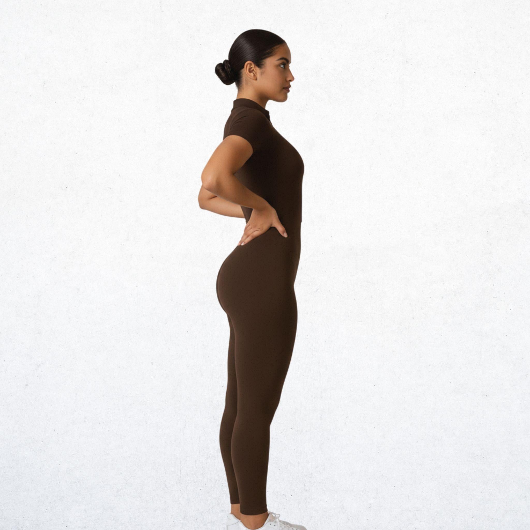 Langer Performance-Overall für Damen in elegantem Tiefbraun. Vielseitiger Jumpsuit mit Attitüde Freiheit für Workout, Yoga und Alltag. Atmungsaktiv, bequem und stylisch.
