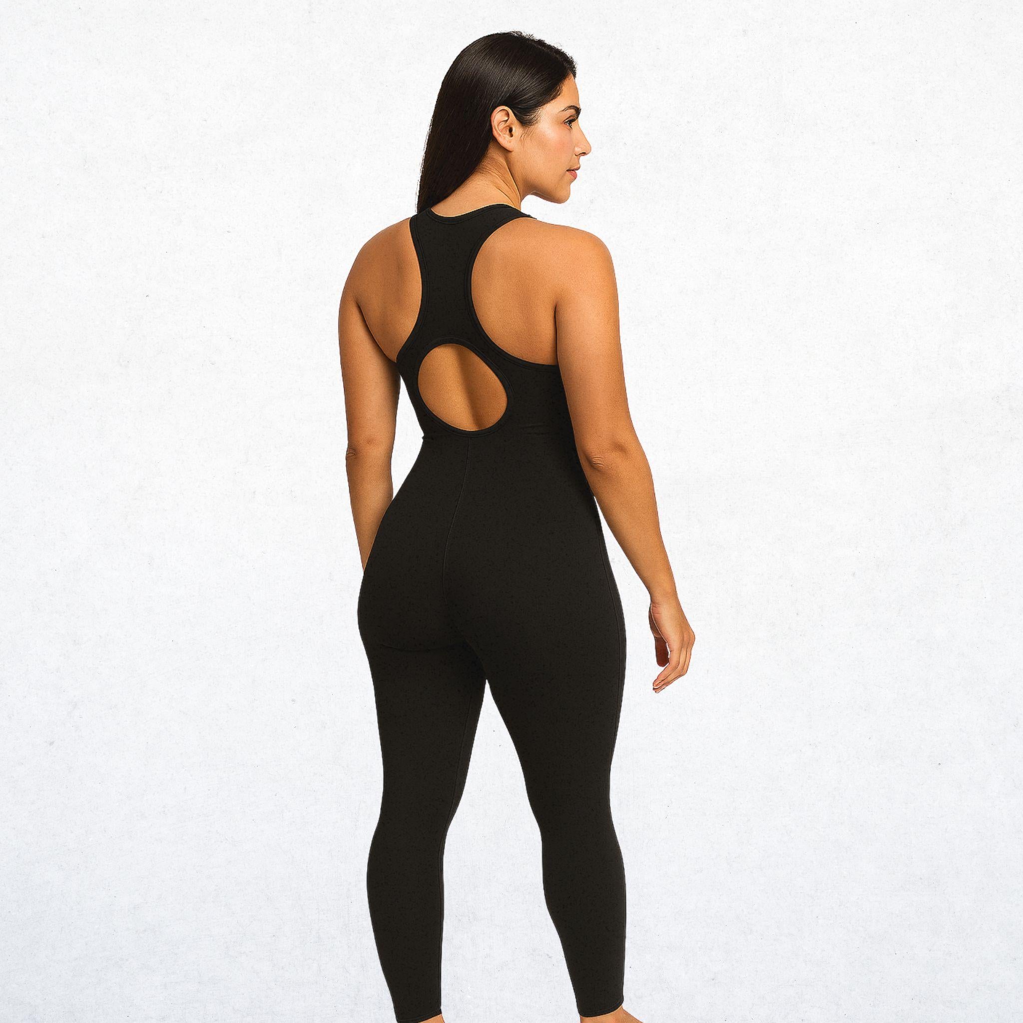Langer, schwarzer Performance-Overall für Damen. Vielseitiger Einteiler mit Attitüde Freiheit für Workout, Yoga und Alltag. Atmungsaktiv, bequem und stylisch.