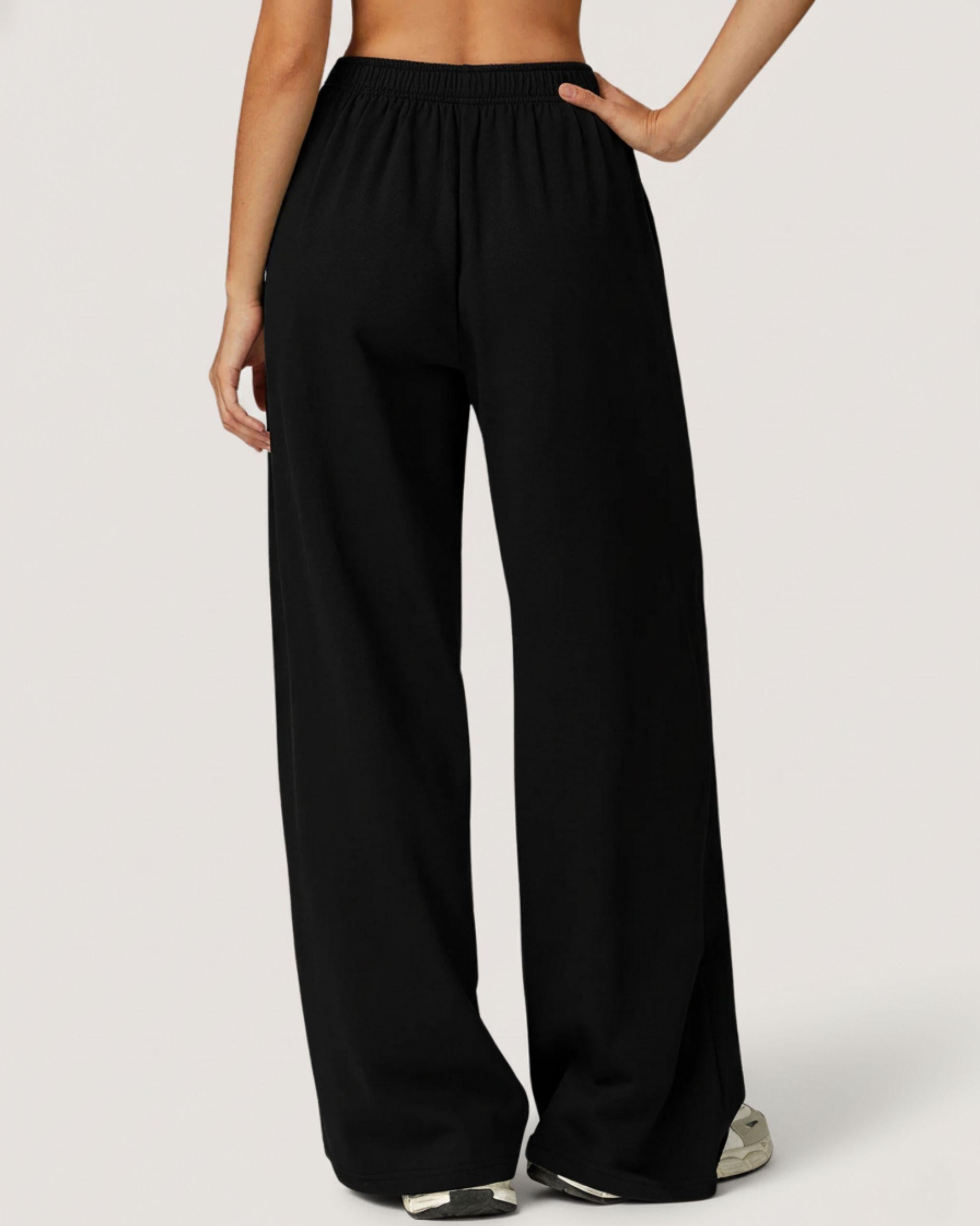 Rückansicht der schwarzen Premium Wide Leg Hose, breiter elastischer Raffbund am Rücken für maximalen Komfort, fließender Stoff, weites Bein - Ryze.