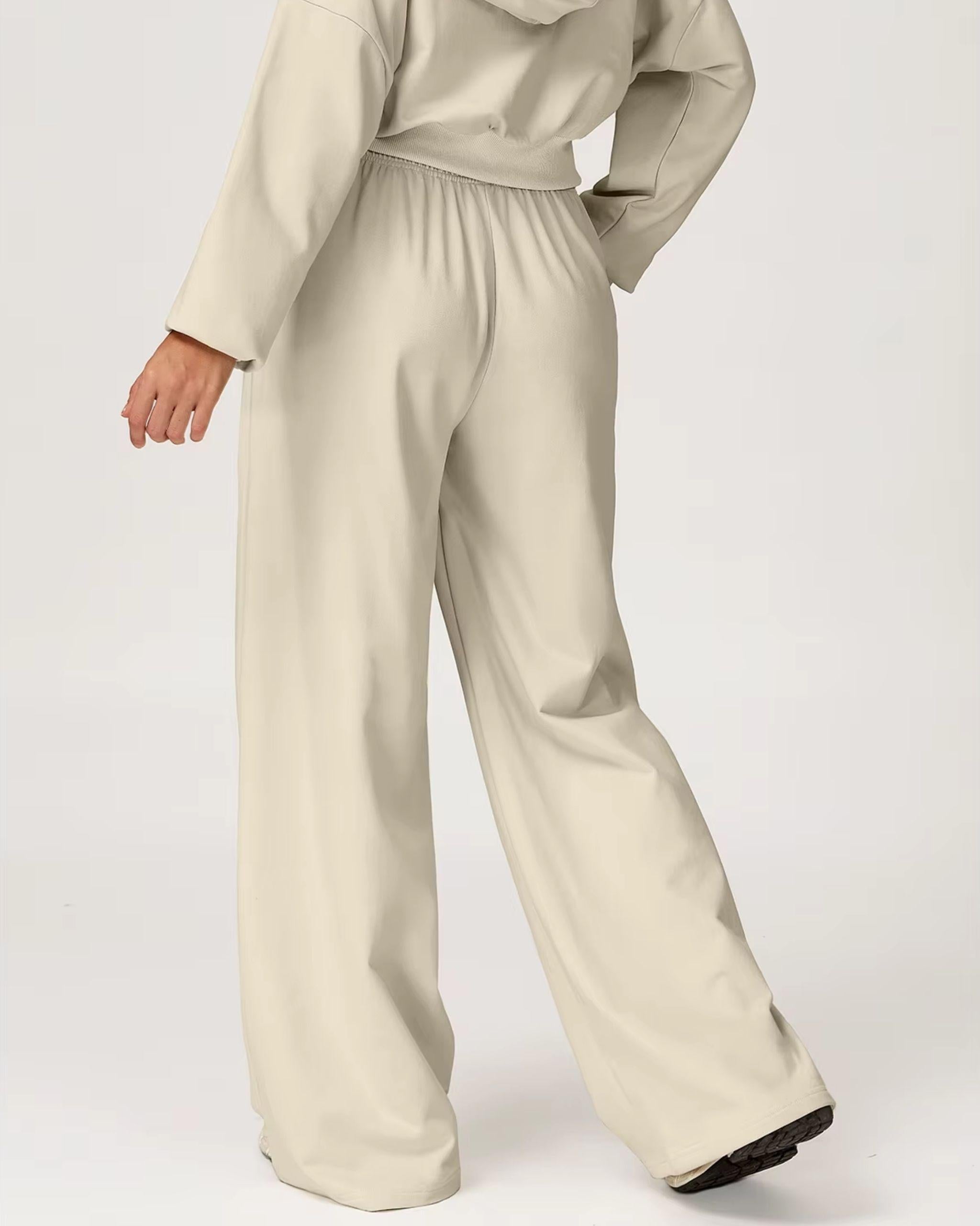 Rückansicht der cremefarbenen Premium Hose, lockere Passform mit elastischem Raffbund, kombiniert mit passendem Hoodie, entspannter Lounge-Look - Ryze.