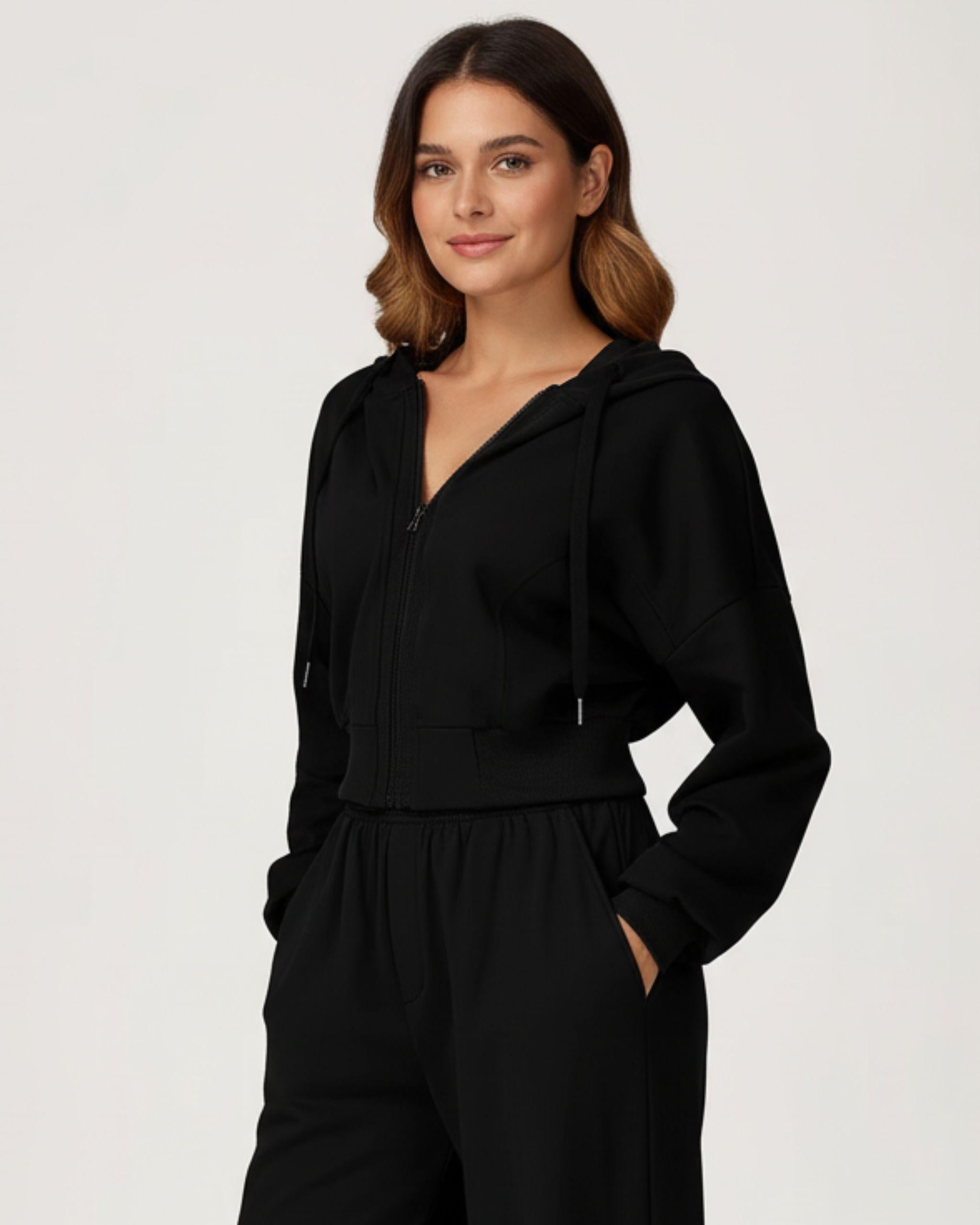 Premium Zip Hoodie für Damen in Schwarz, Vorderansicht.