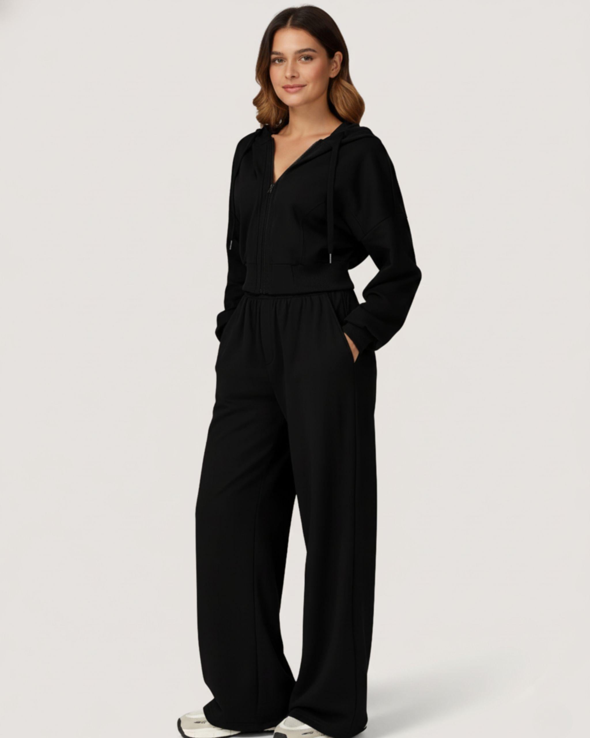 Ganzkörperansicht des schwarzen Premium Zip Hoodie Sets mit passender weiter Hose.