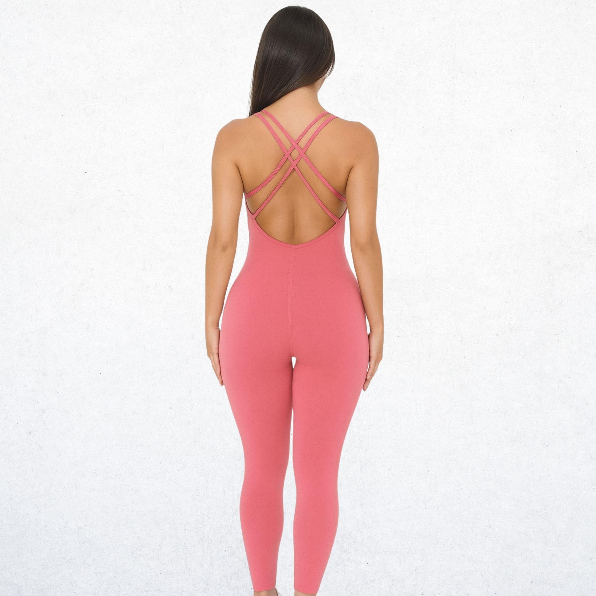 Eleganter, langer Performance-Overall mit freiem Rücken in intensivem Rosa. Vielseitiger Jumpsuit mit stilvollem Design für Workout, Yoga und Alltag. Atmungsaktiv, bequem und stylisch.