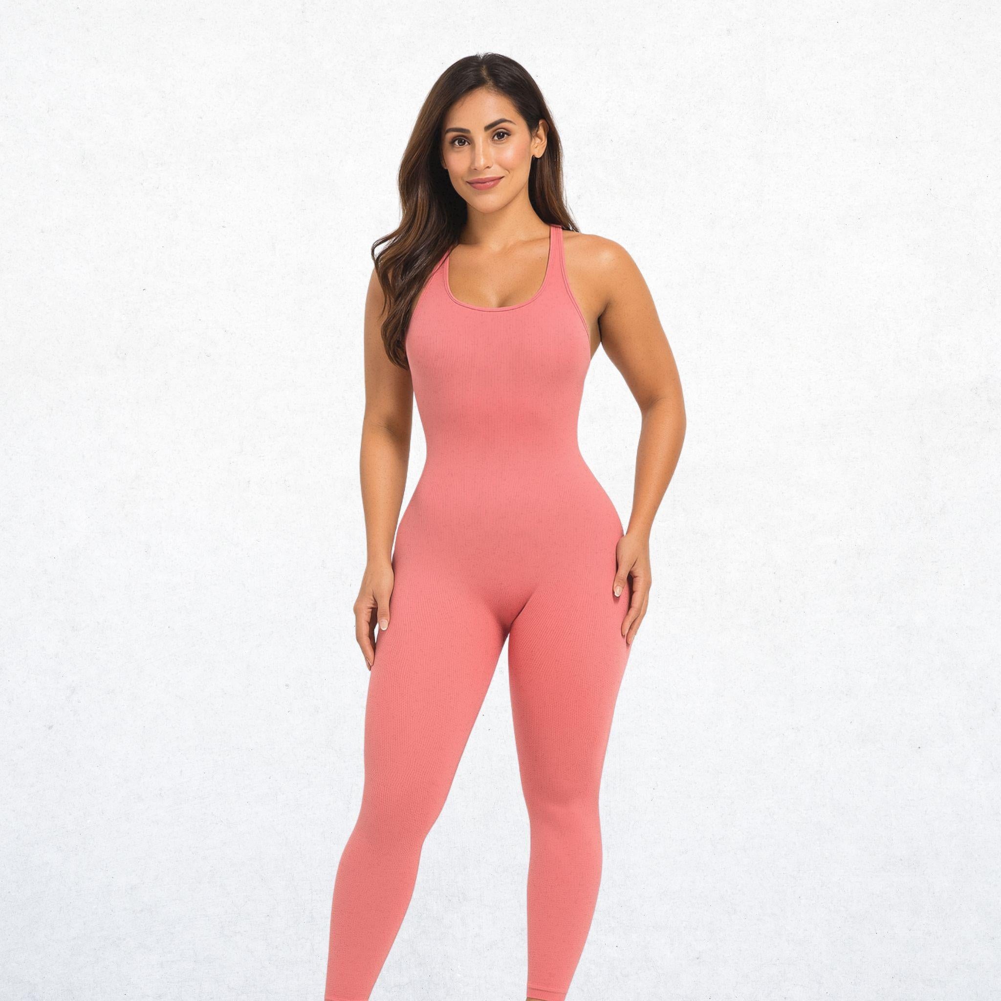 Eleganter, langer Performance-Overall mit freiem Rücken in intensivem Rosa. Vielseitiger Jumpsuit mit stilvollem Design für Workout, Yoga und Alltag. Atmungsaktiv, bequem und stylisch.