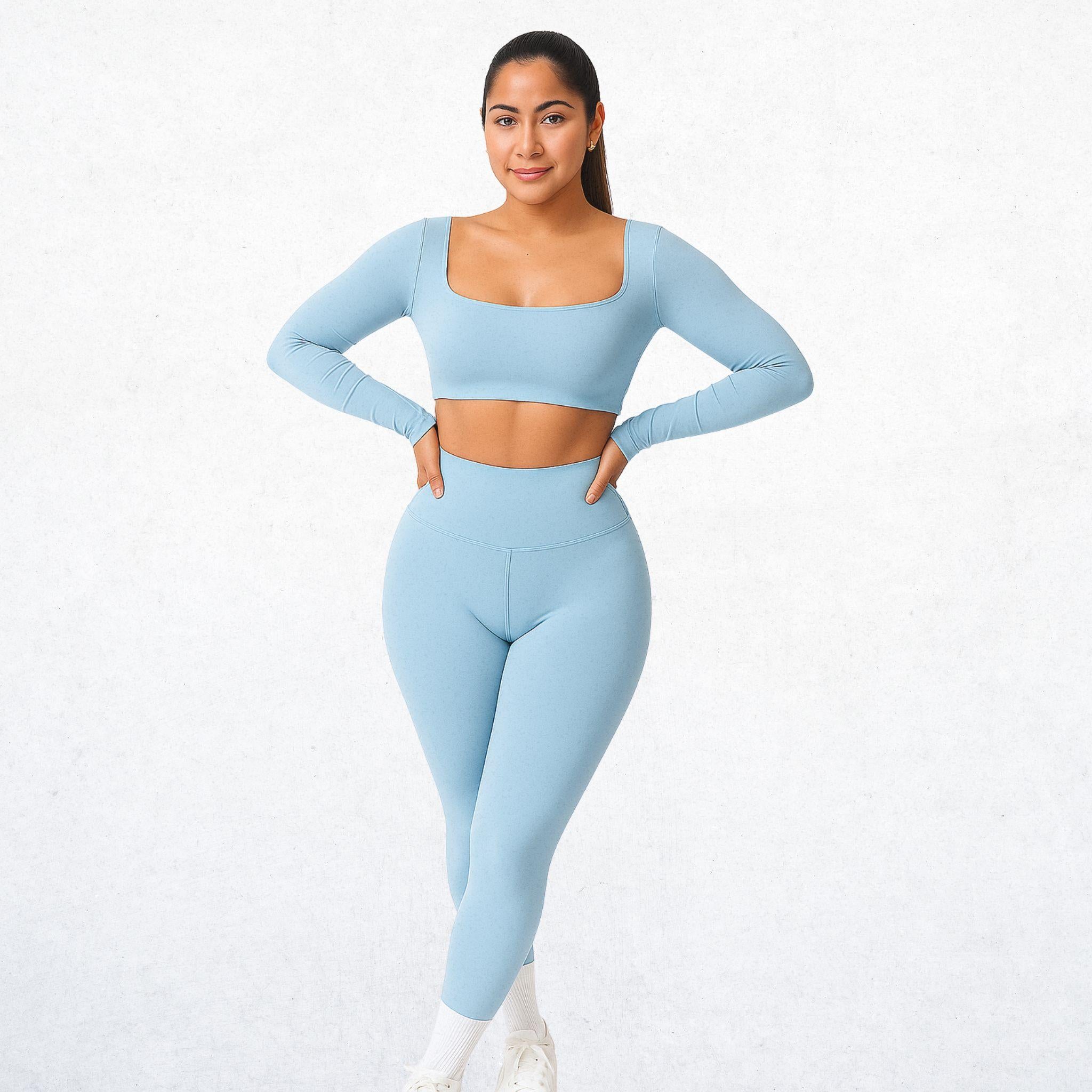 Elegantes, zweiteiliges Sport-Set für Damen in Himmelblau. Vielseitiges Outfit mit stilvollem Design für Workout, Yoga und Alltag. Atmungsaktiv, bequem und funktional.