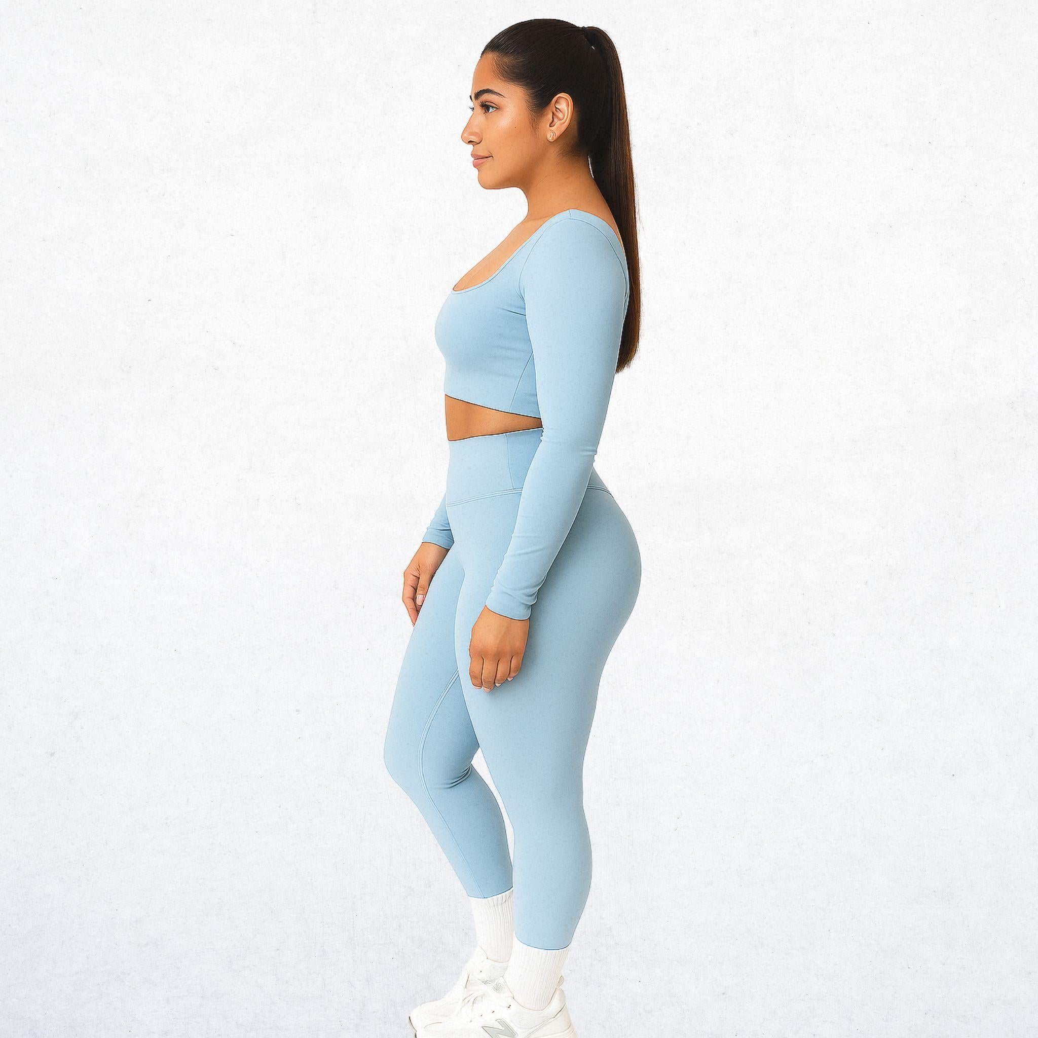 Elegantes, zweiteiliges Sport-Set für Damen in Himmelblau. Vielseitiges Outfit mit stilvollem Design für Workout, Yoga und Alltag. Atmungsaktiv, bequem und funktional.