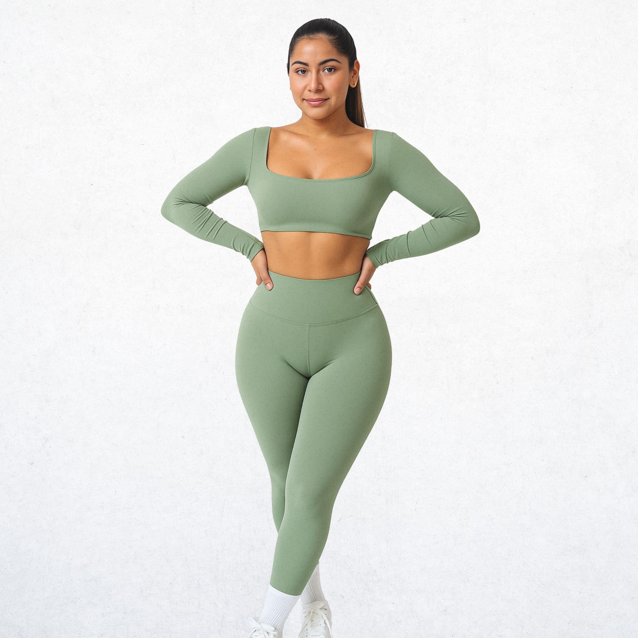 Elegantes, zweiteiliges Sport-Set für Damen in modernem Olivgrün. Vielseitiges Outfit mit stilvollem Design für Workout, Yoga oder den Alltag. Atmungsaktiv, bequem und funktional.