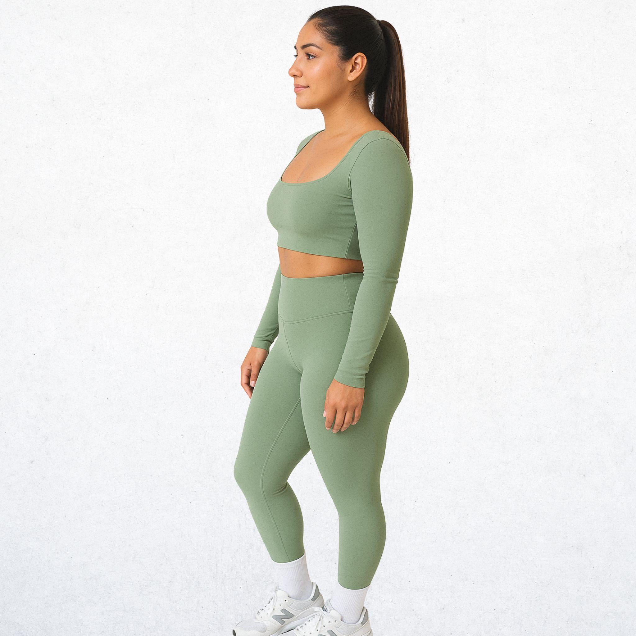 Elegantes, zweiteiliges Sport-Set für Damen in modernem Olivgrün. Vielseitiges Outfit mit stilvollem Design für Workout, Yoga oder den Alltag. Atmungsaktiv, bequem und funktional.