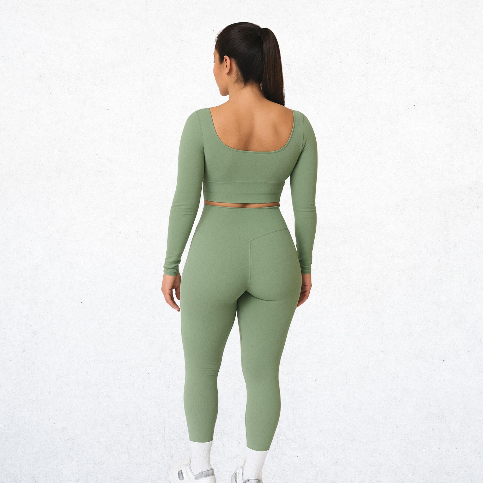 Elegantes, zweiteiliges Sport-Set für Damen in modernem Olivgrün. Vielseitiges Outfit mit stilvollem Design für Workout, Yoga oder den Alltag. Atmungsaktiv, bequem und funktional.
