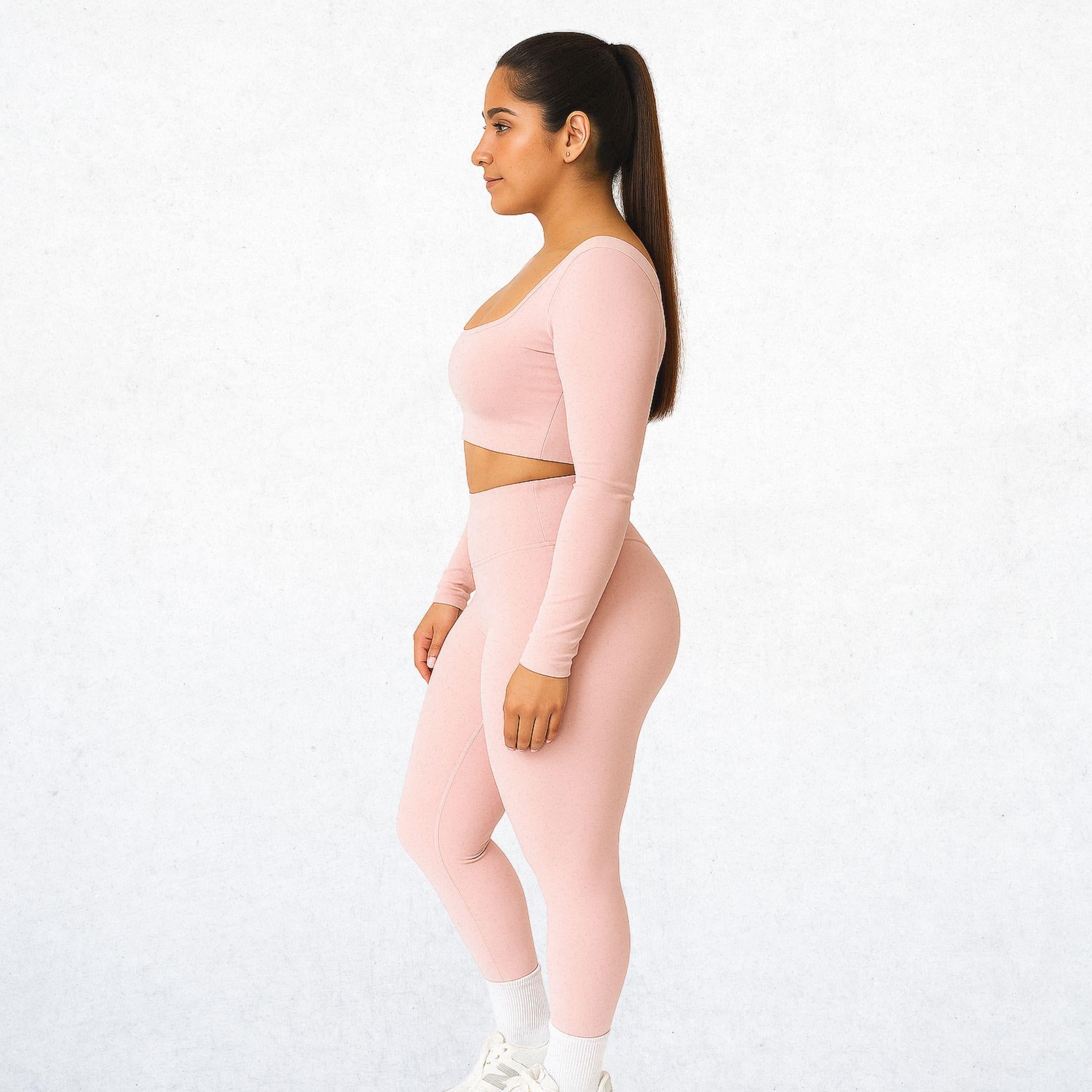 Elegantes, zweiteiliges Sport-Set für Damen in sanftem Rosé. Vielseitiges Outfit mit stilvollem Design für Workout, Yoga oder den Alltag. Atmungsaktiv, bequem und funktional.