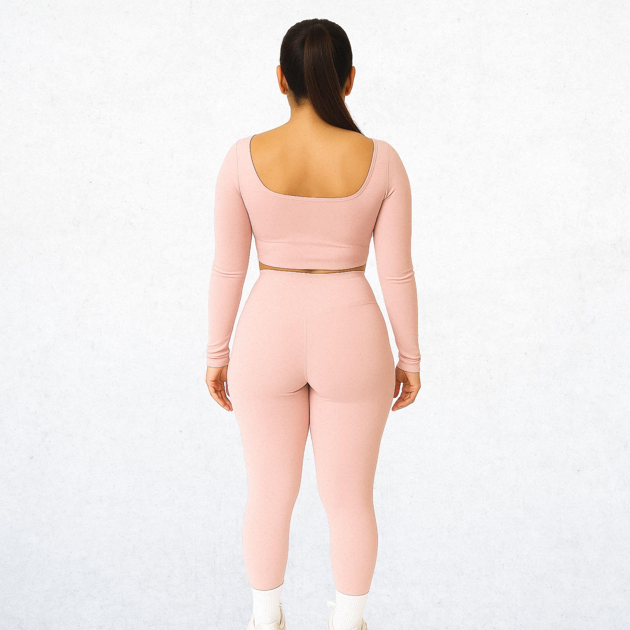 Elegantes, zweiteiliges Sport-Set für Damen in sanftem Rosé. Vielseitiges Outfit mit stilvollem Design für Workout, Yoga oder den Alltag. Atmungsaktiv, bequem und funktional.
